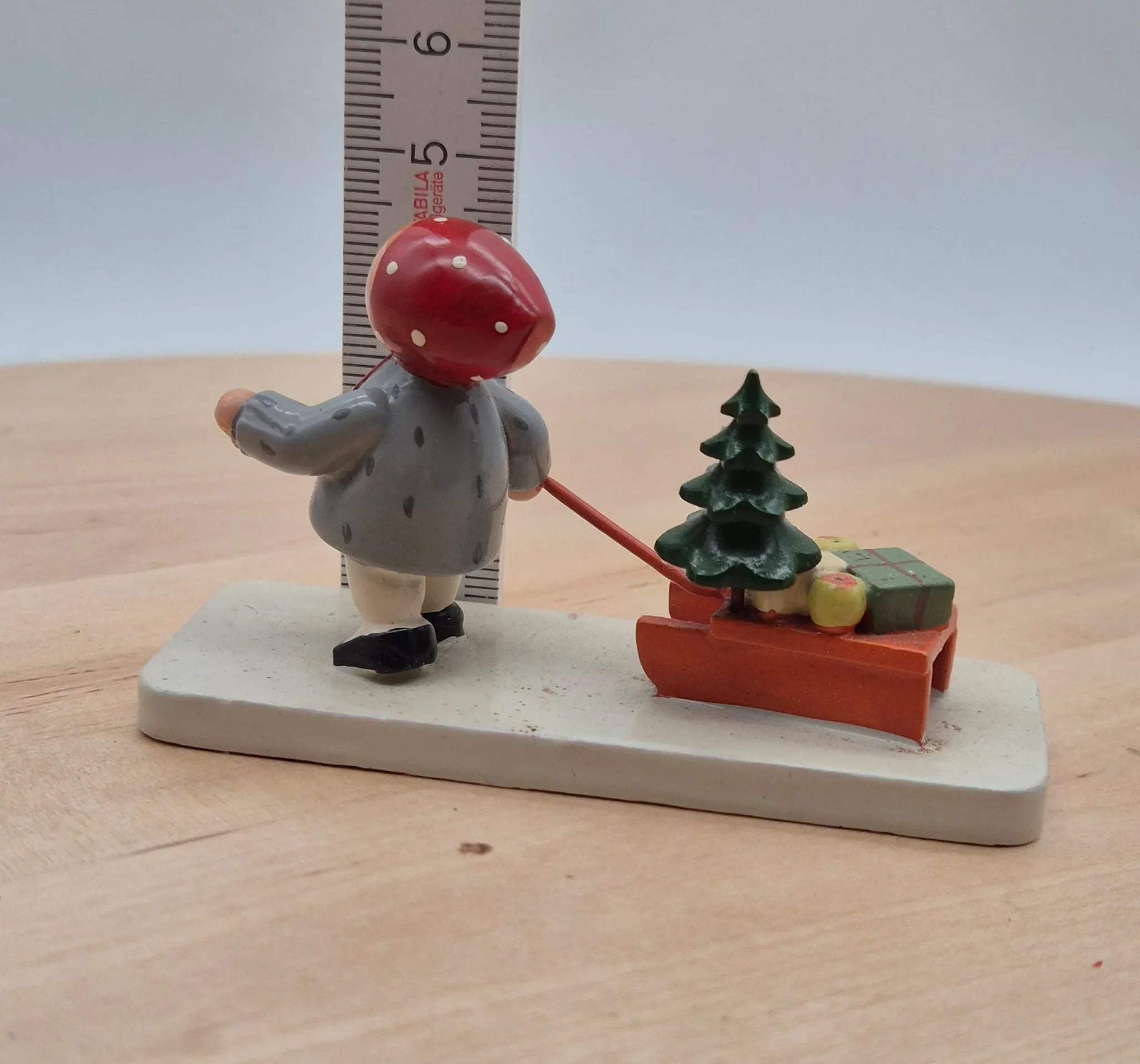 DDR Erzgebirge Holzfigur – Mädchen mit Schlitten
