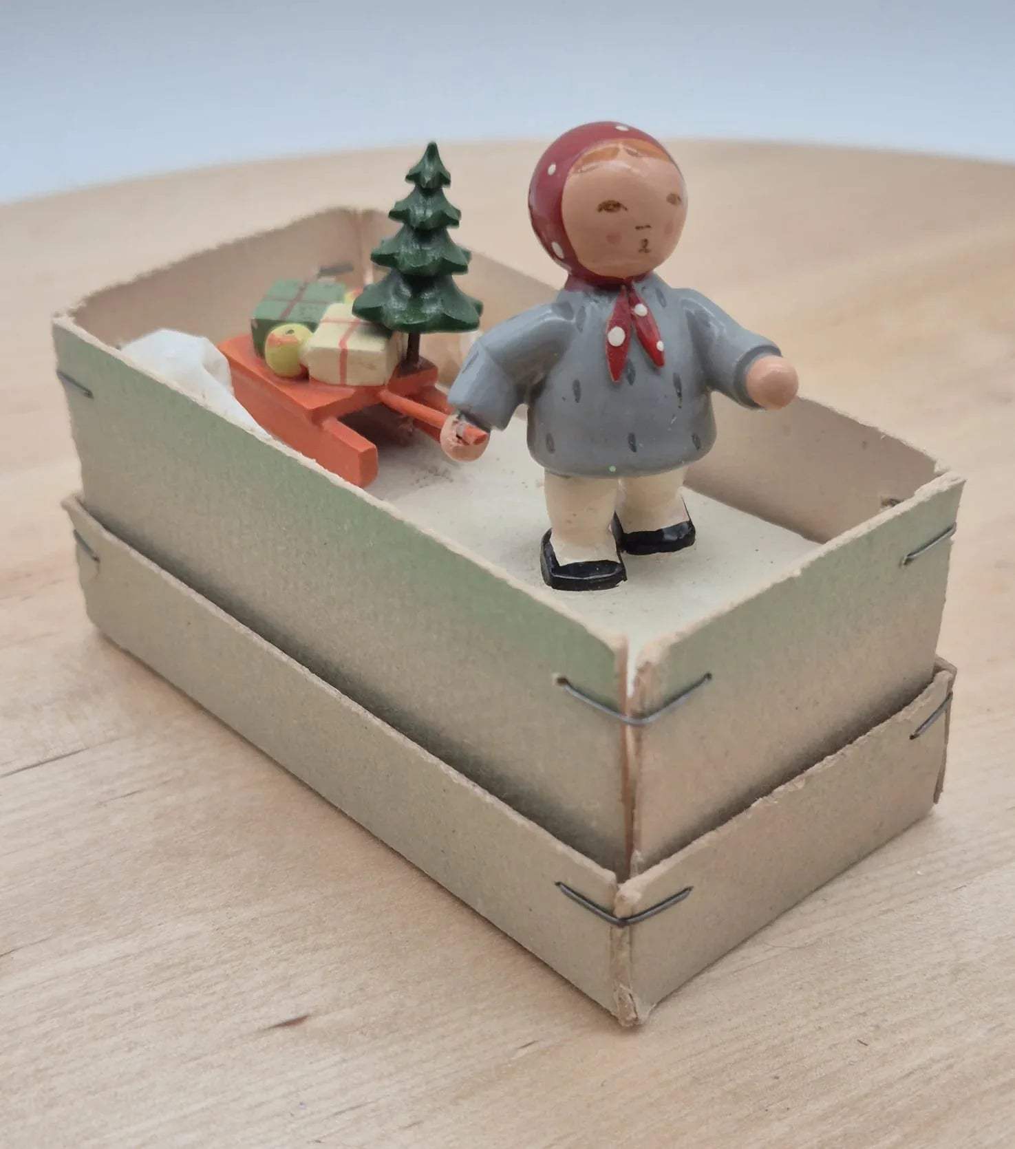 DDR Erzgebirge Holzfigur – Mädchen mit Schlitten