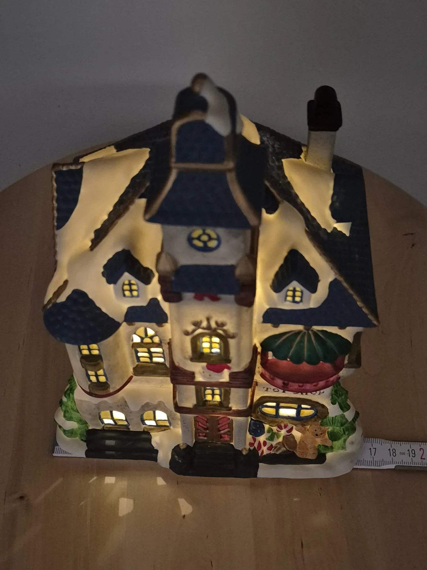 Keramik Lichthaus „Toy Shop“ – Spielzeugladen mit Beleuchtung