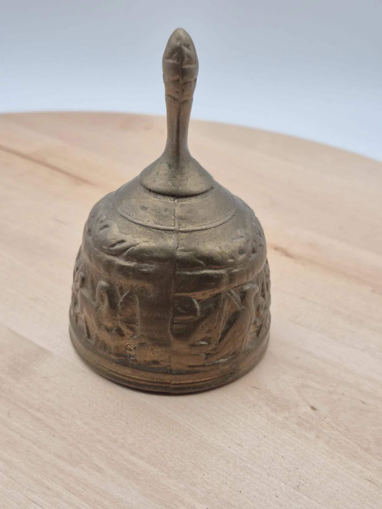 Antike Tischglocke aus Messing mit Reliefverzierung