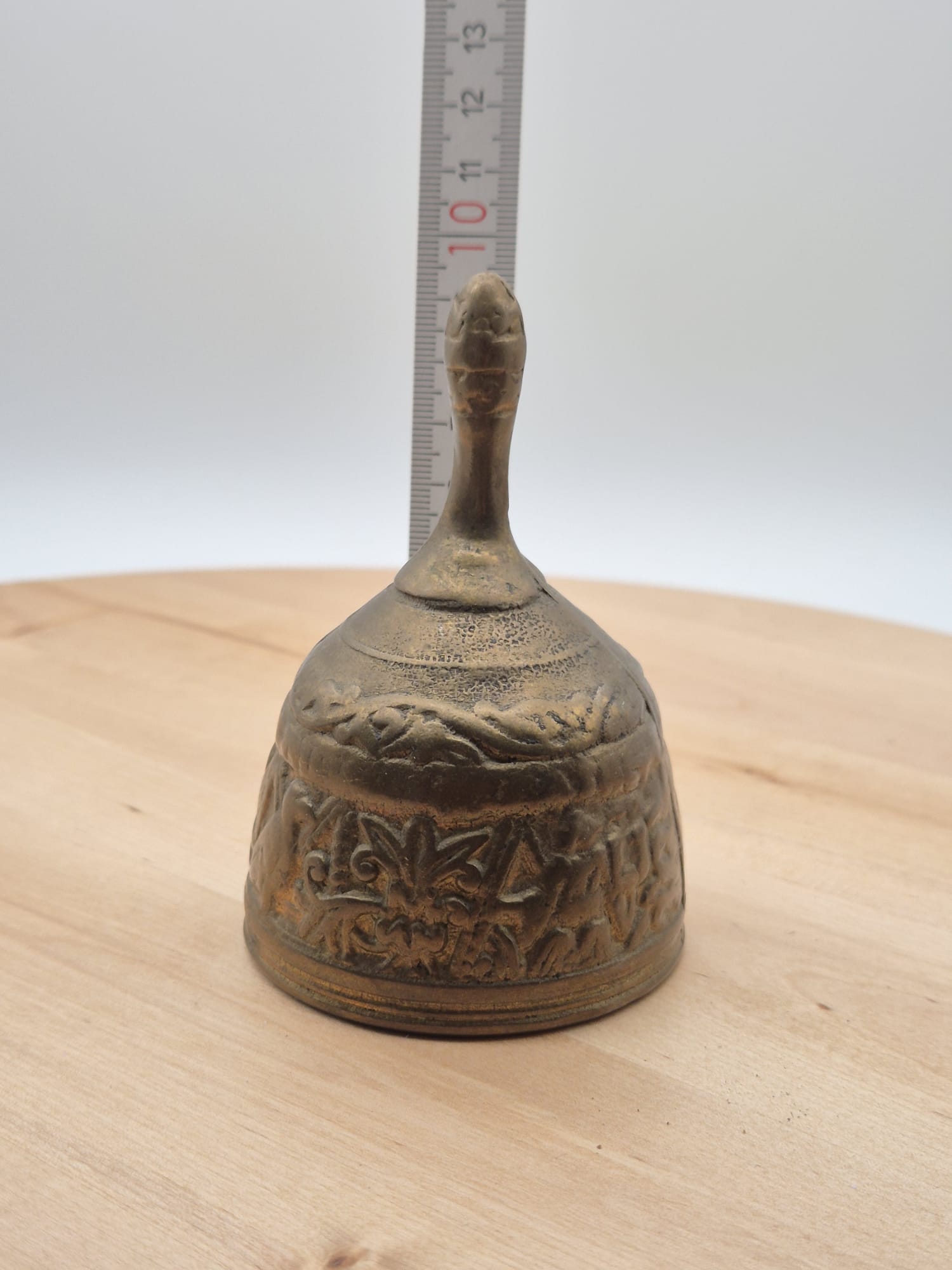 Antike Tischglocke aus Messing mit Reliefverzierung