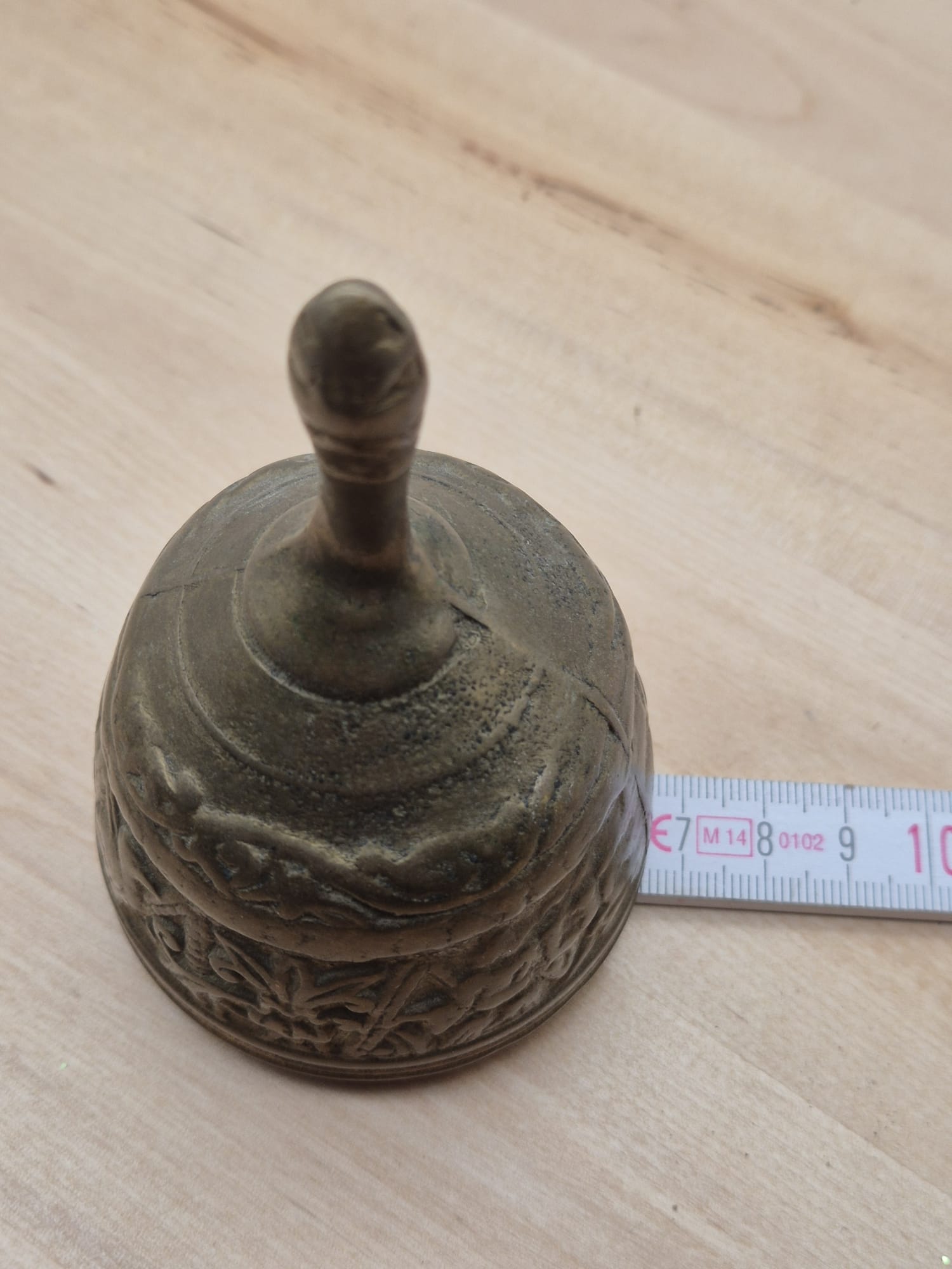 Antike Tischglocke aus Messing mit Reliefverzierung