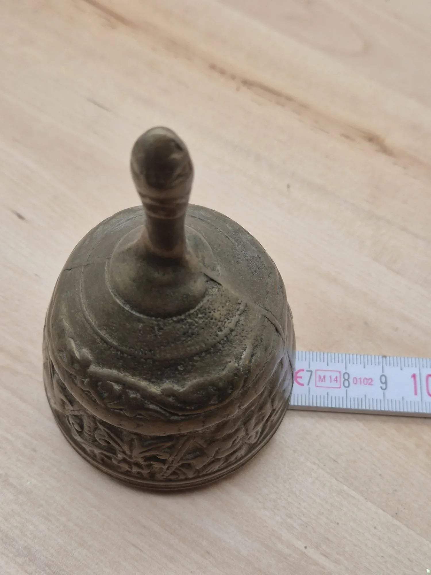 Antike Tischglocke aus Messing mit Reliefverzierung
