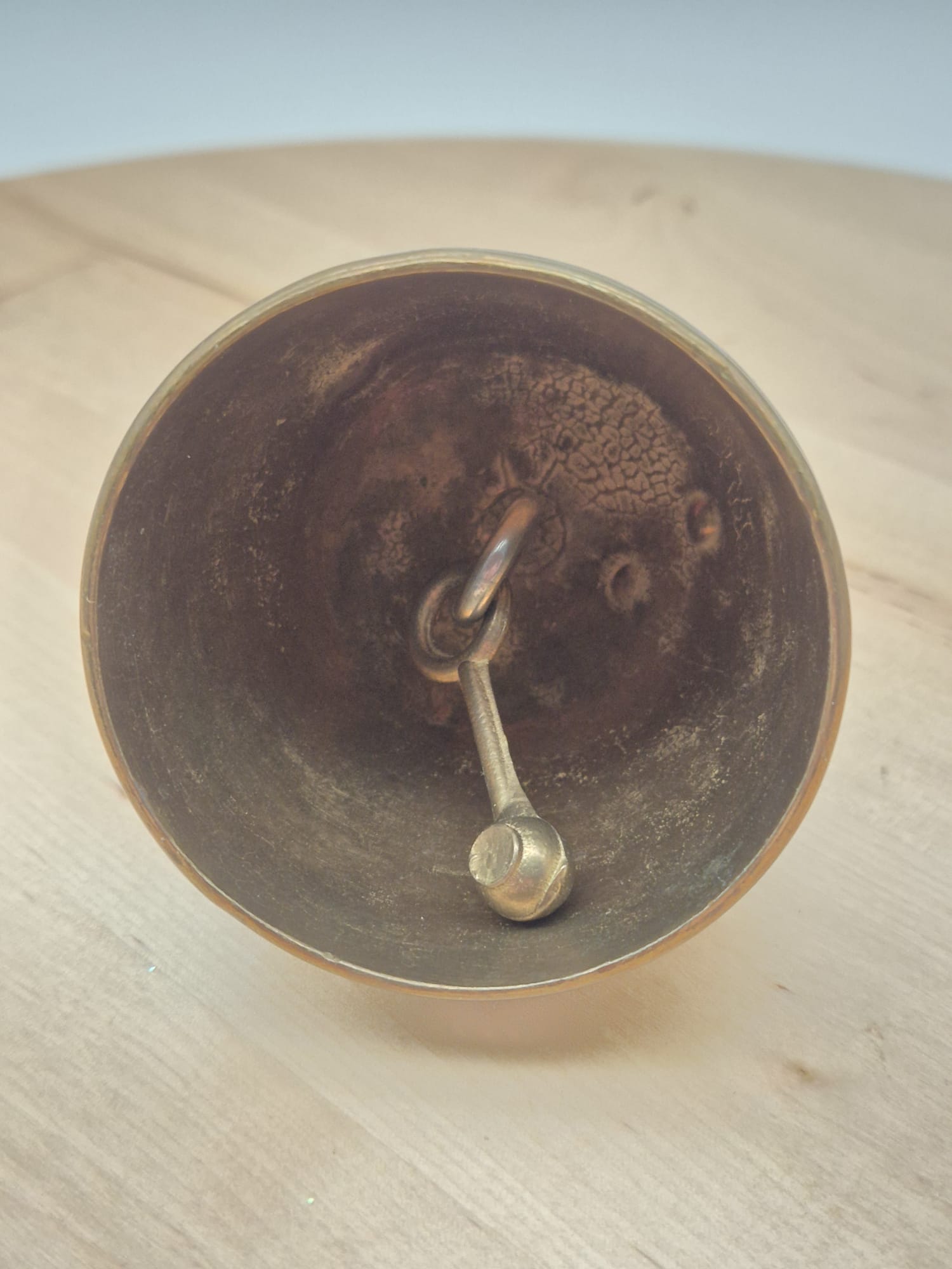 Antike Tischglocke aus Messing mit Reliefverzierung