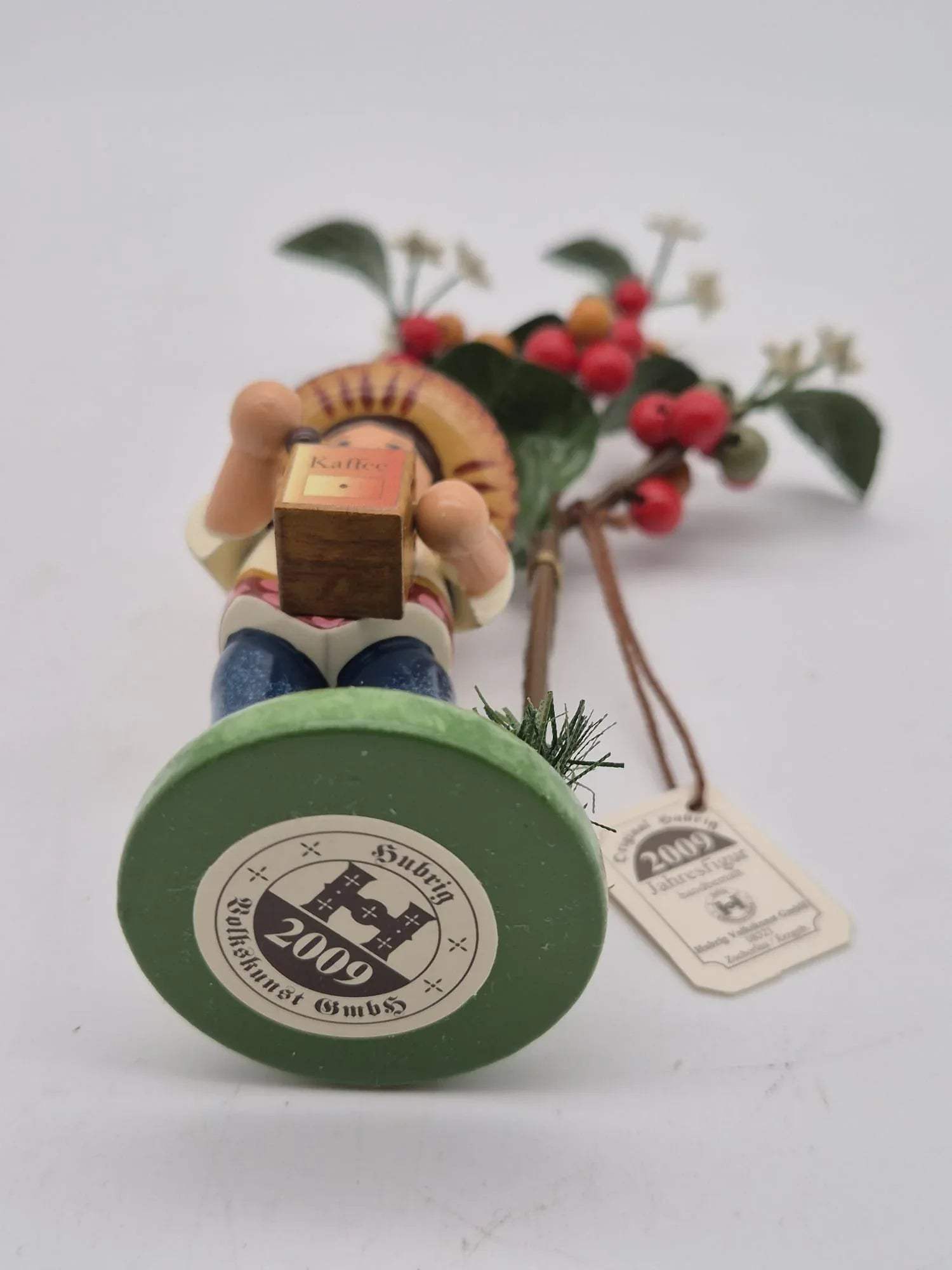 Hubrig Volkskunst GmbH – Jahresfigur 2009 mit Beerenzweig, Erzgebirge
