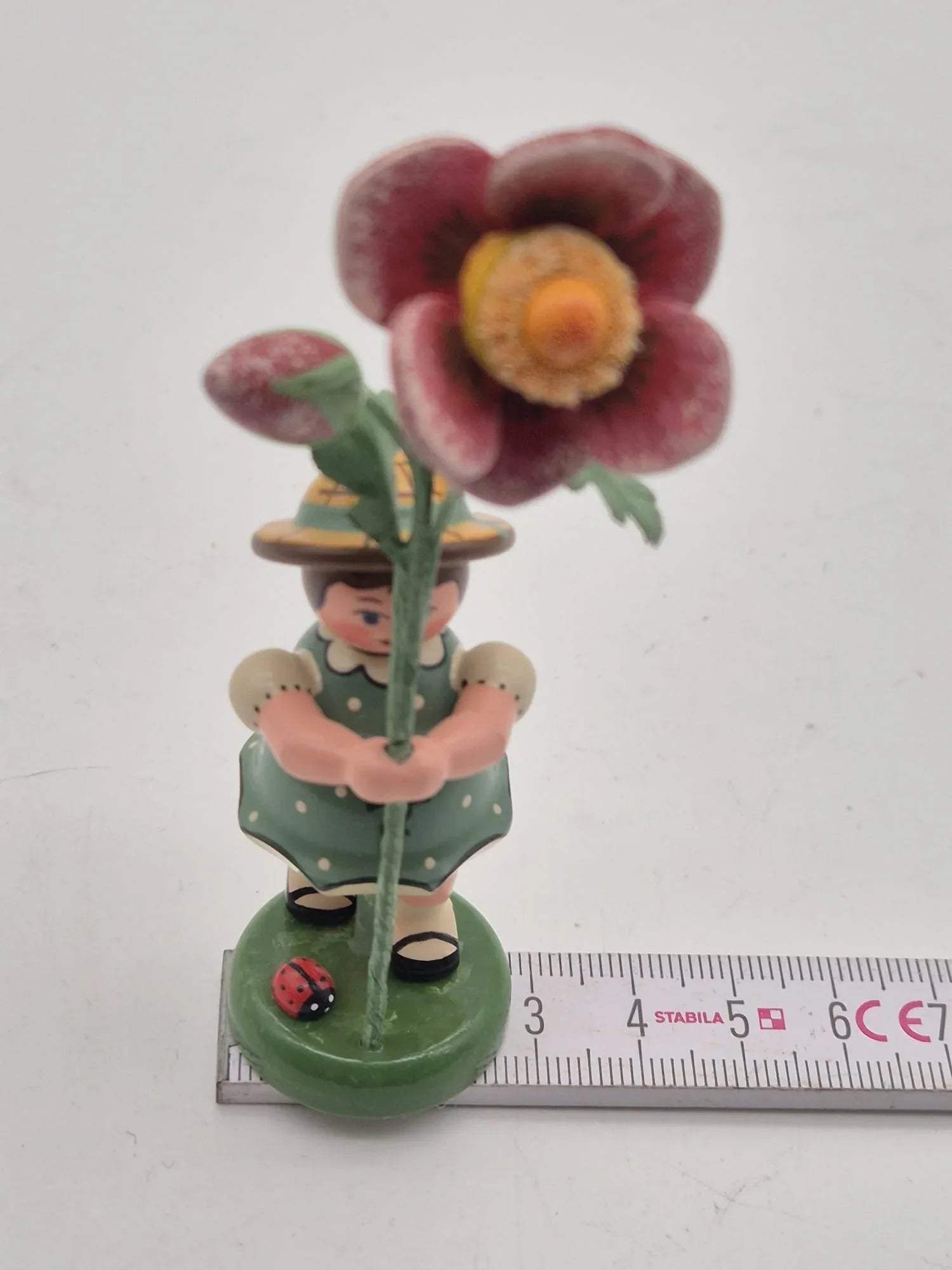 Hubrig Volkskunst GmbH – Mädchen mit großer Blume, Erzgebirge