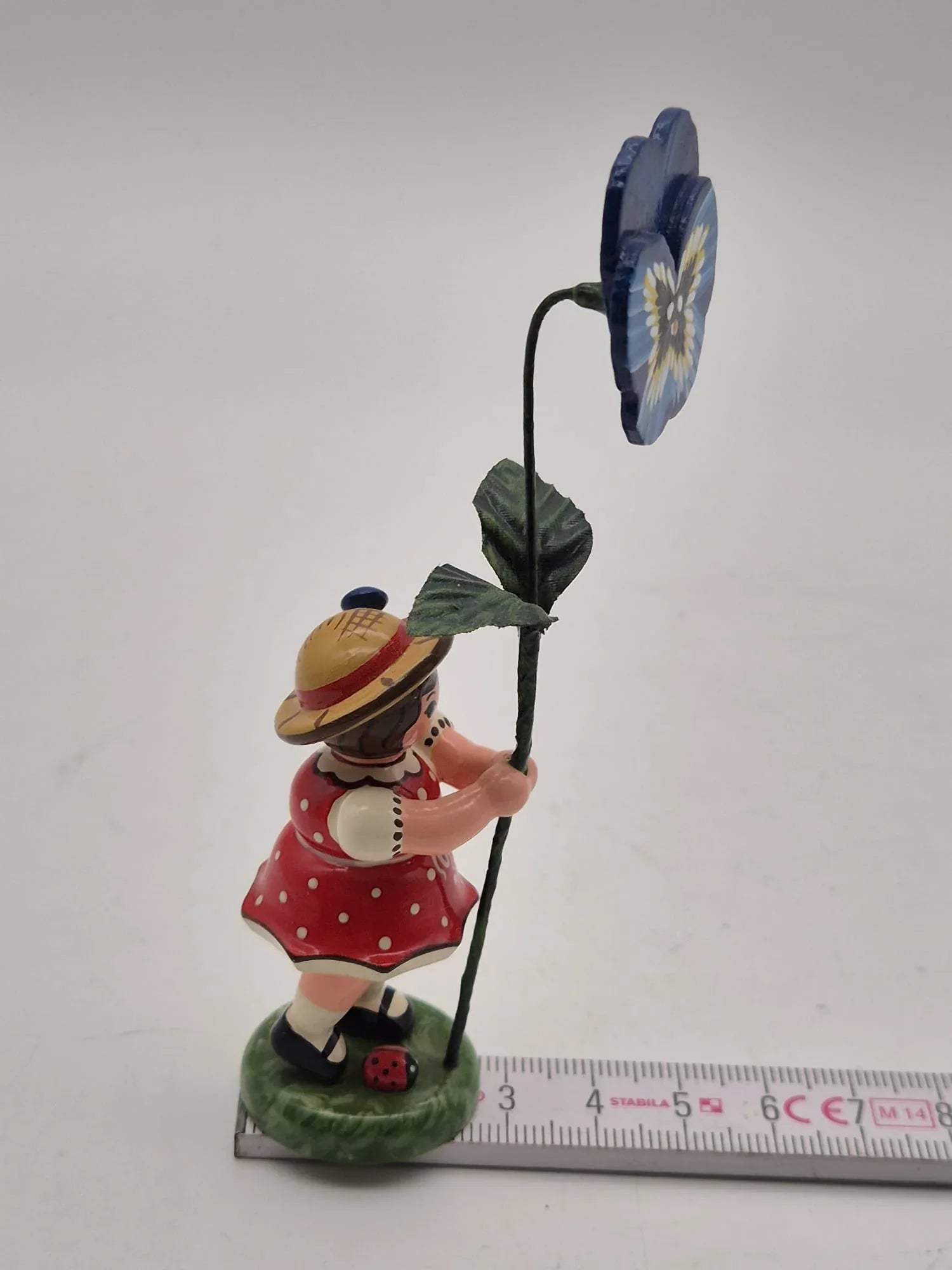 Hubrig Volkskunst GmbH – Mädchen mit großer blauer Blume, Erzgebirge