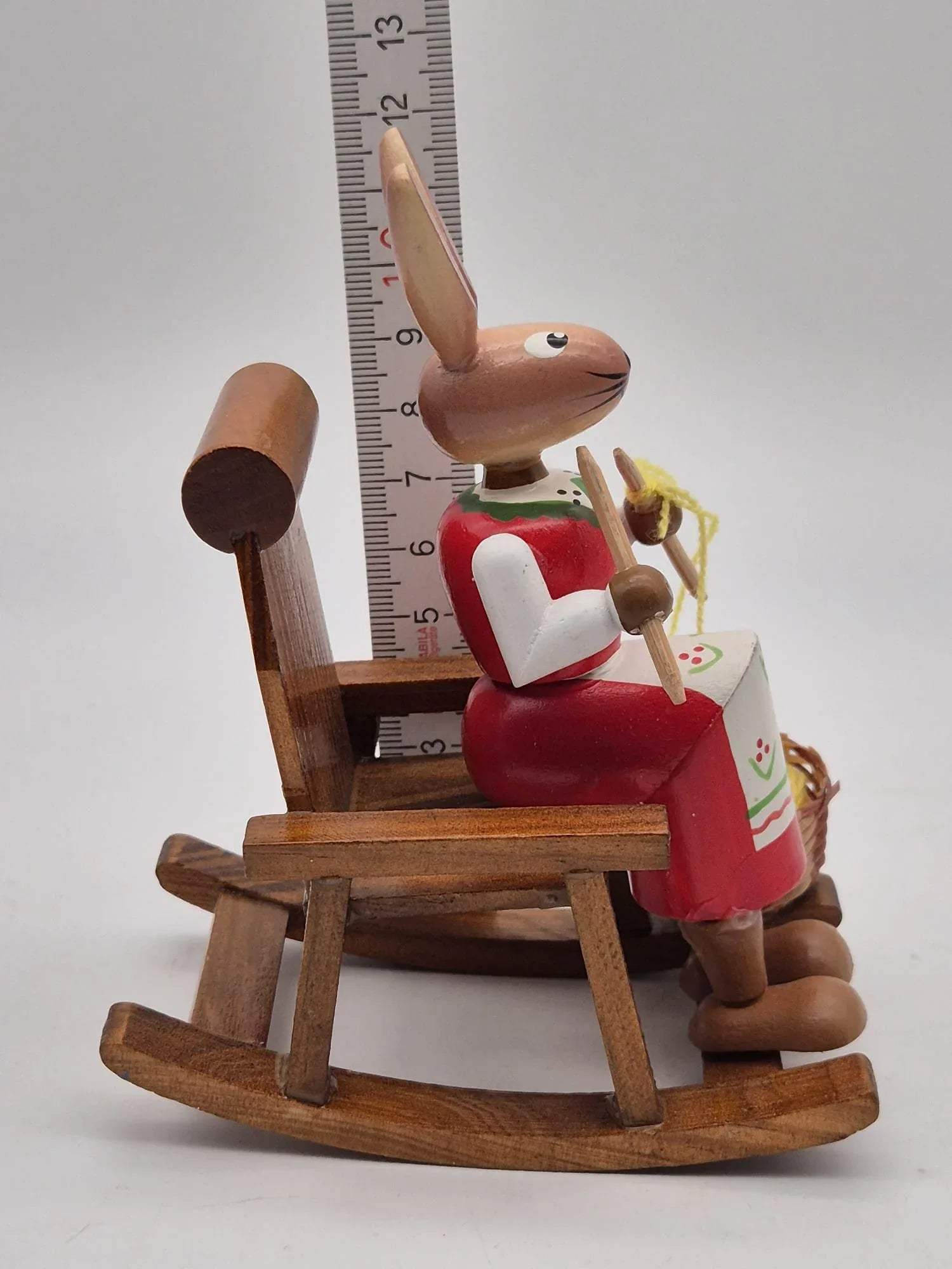 Osterhäsin im Schaukelstuhl – Holzfigur