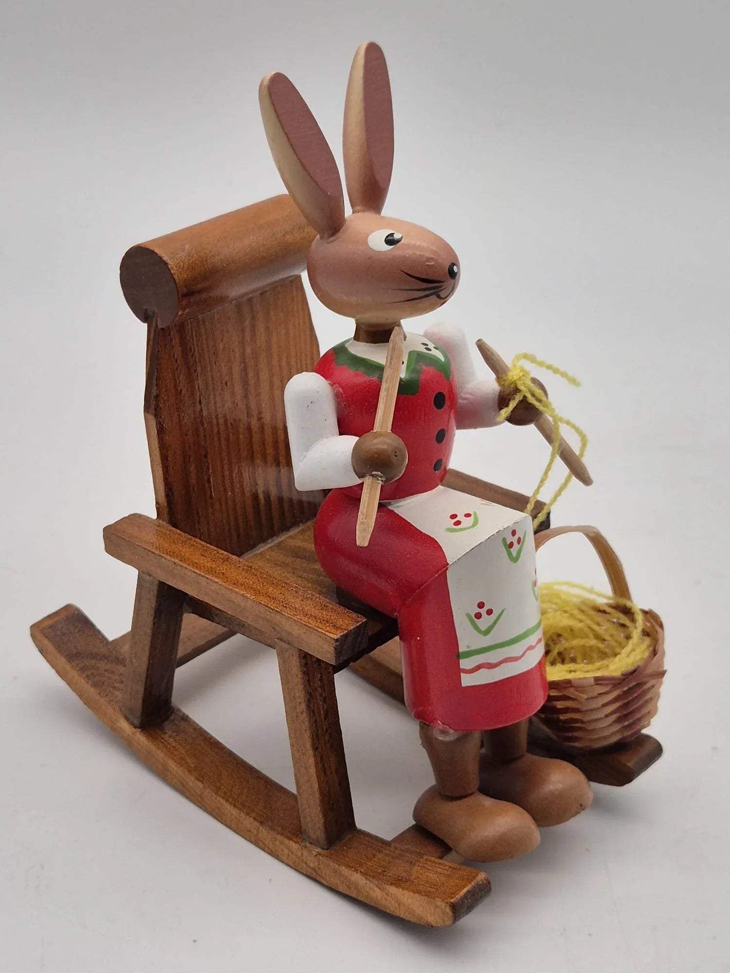 Osterhäsin im Schaukelstuhl – Holzfigur