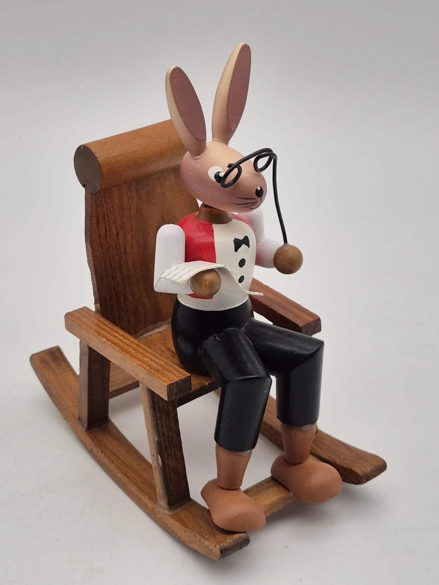Osterhasen-Opa im Schaukelstuhl – Holzfigur