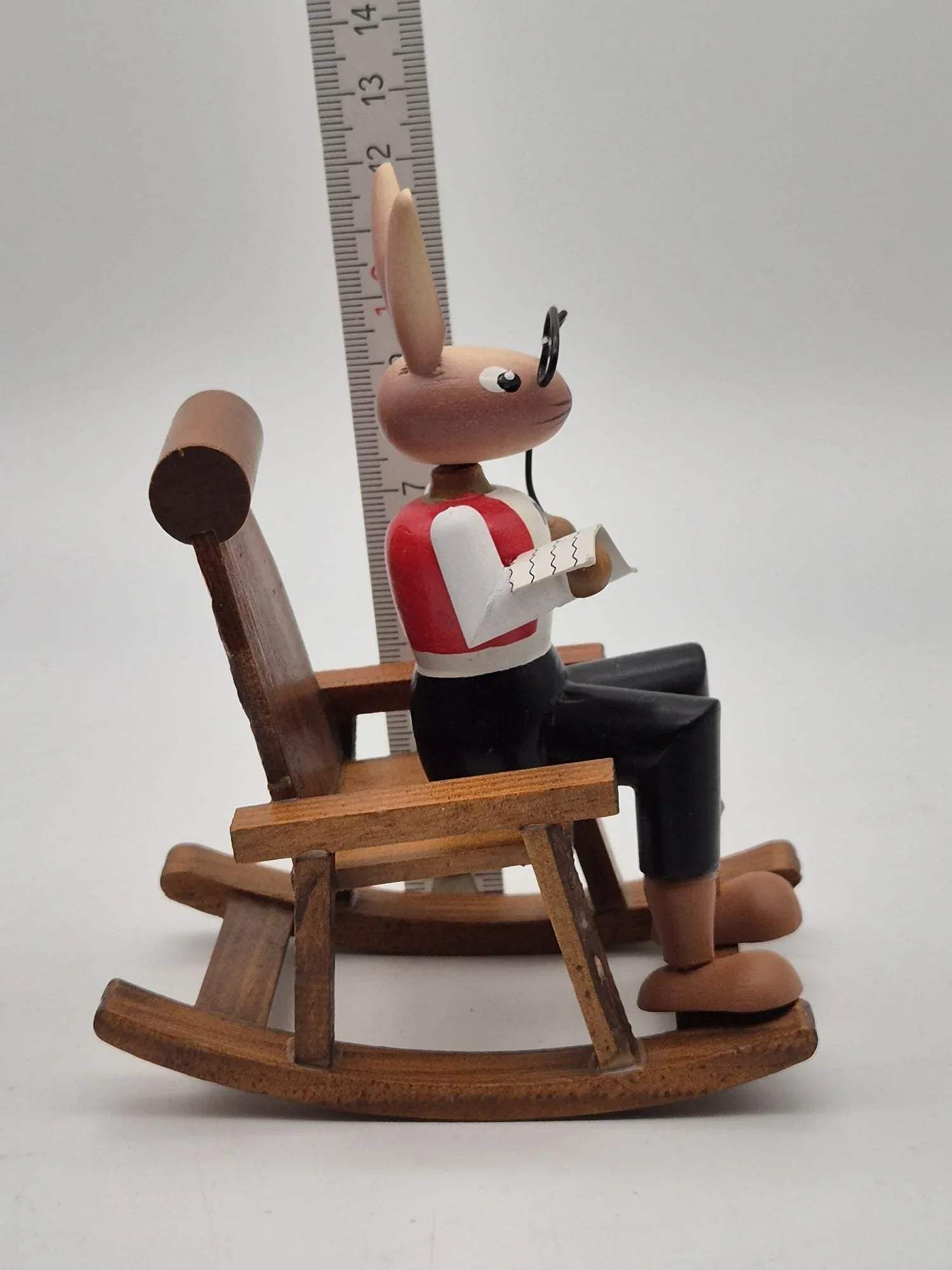 Osterhasen-Opa im Schaukelstuhl – Holzfigur