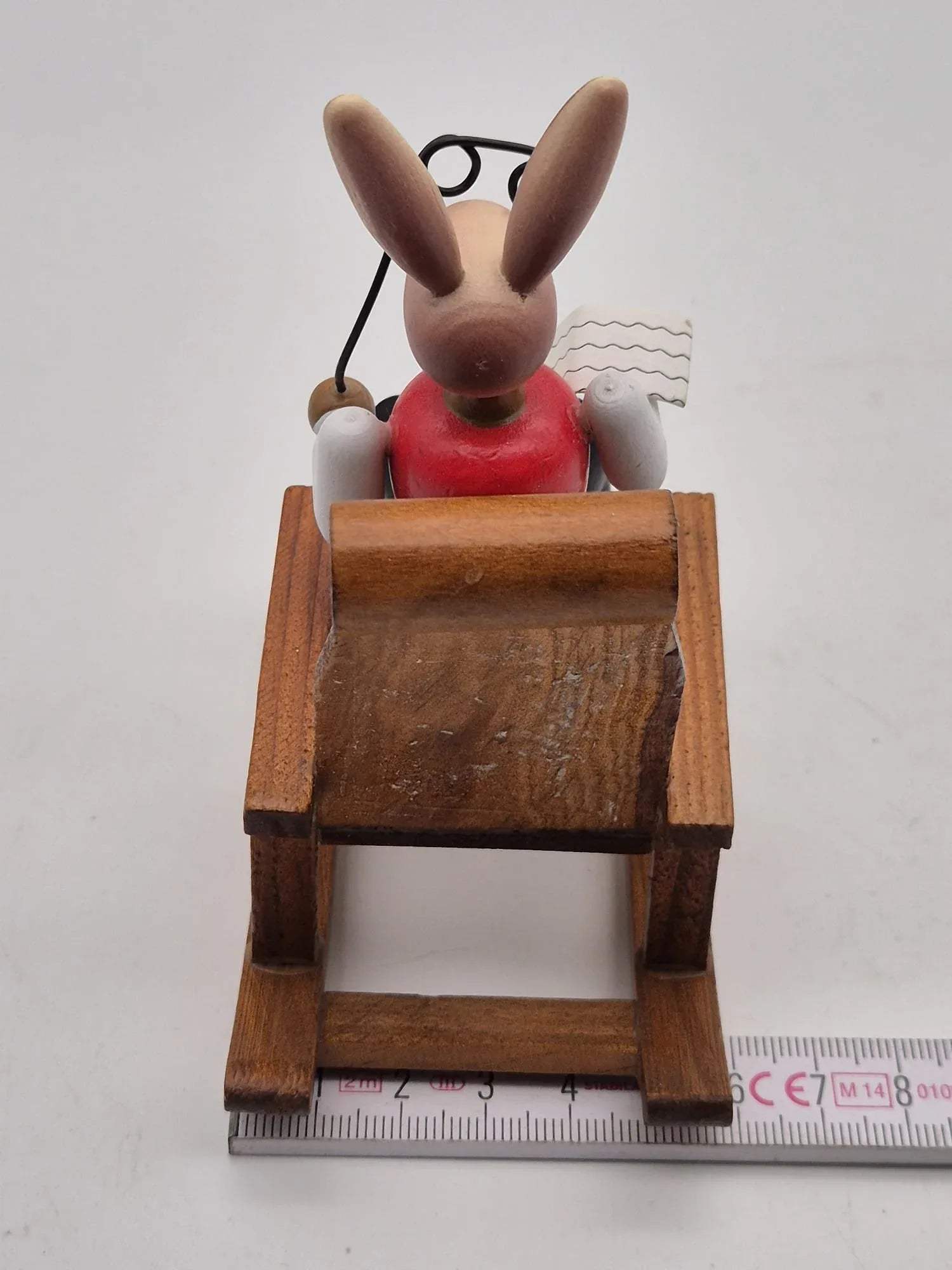Osterhasen-Opa im Schaukelstuhl – Holzfigur