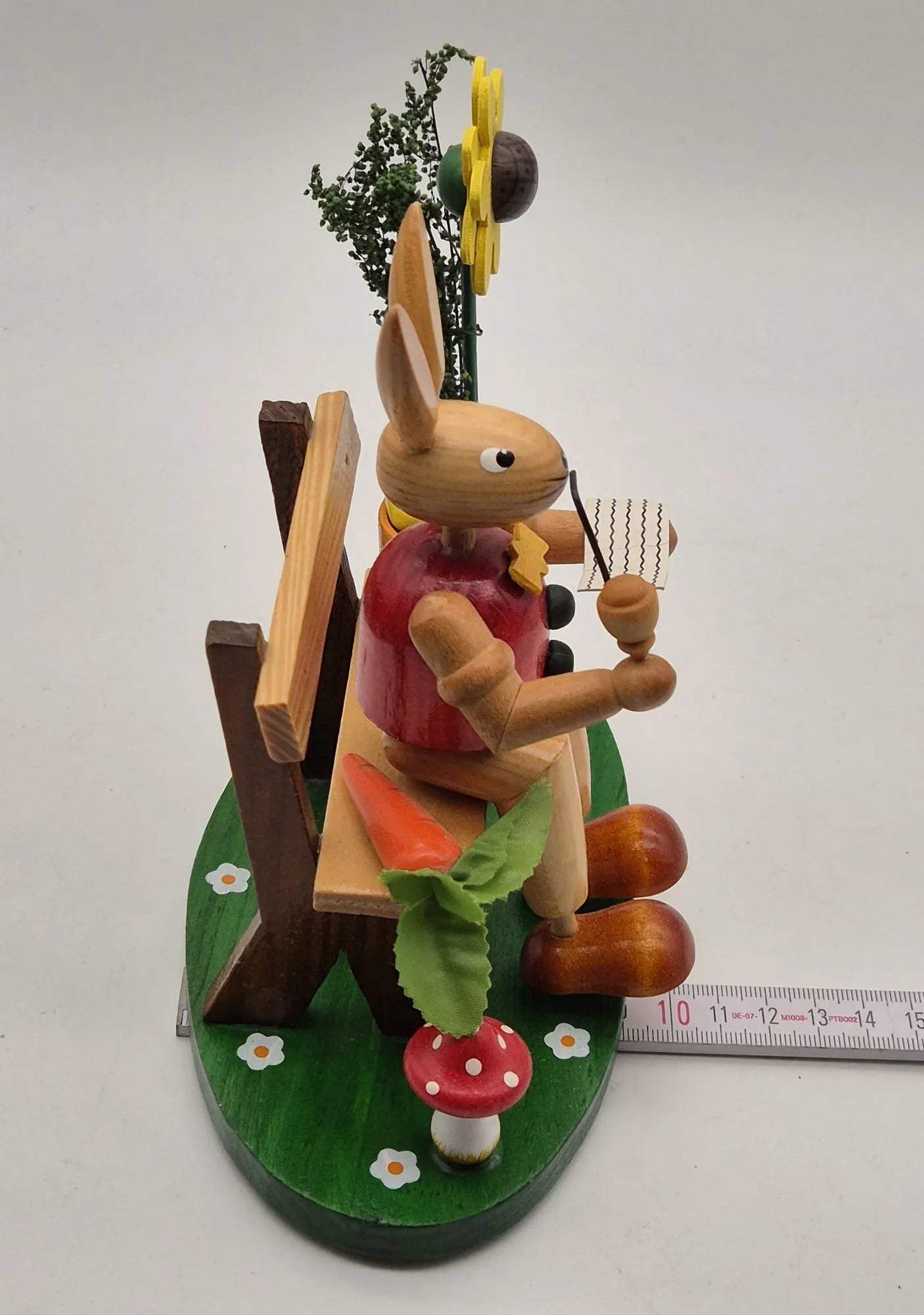 Osterhase auf Parkbank mit Sonnenblume – Holzfigur