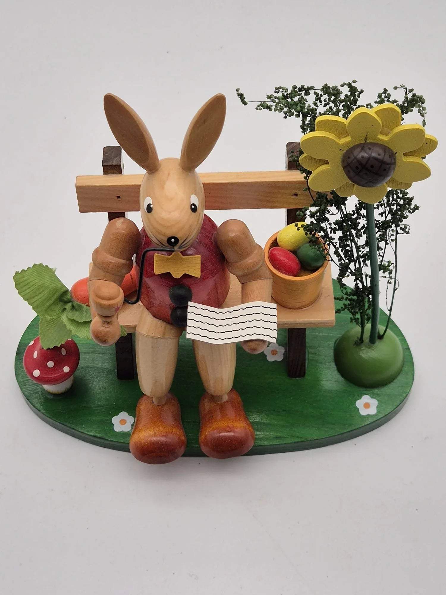 Osterhase auf Parkbank mit Sonnenblume – Holzfigur