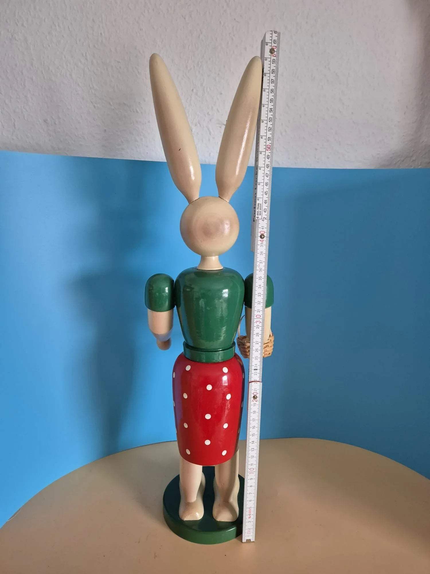 Große Osterhasen-Dame mit Körbchen – Holzfigur (ca. 60 cm)