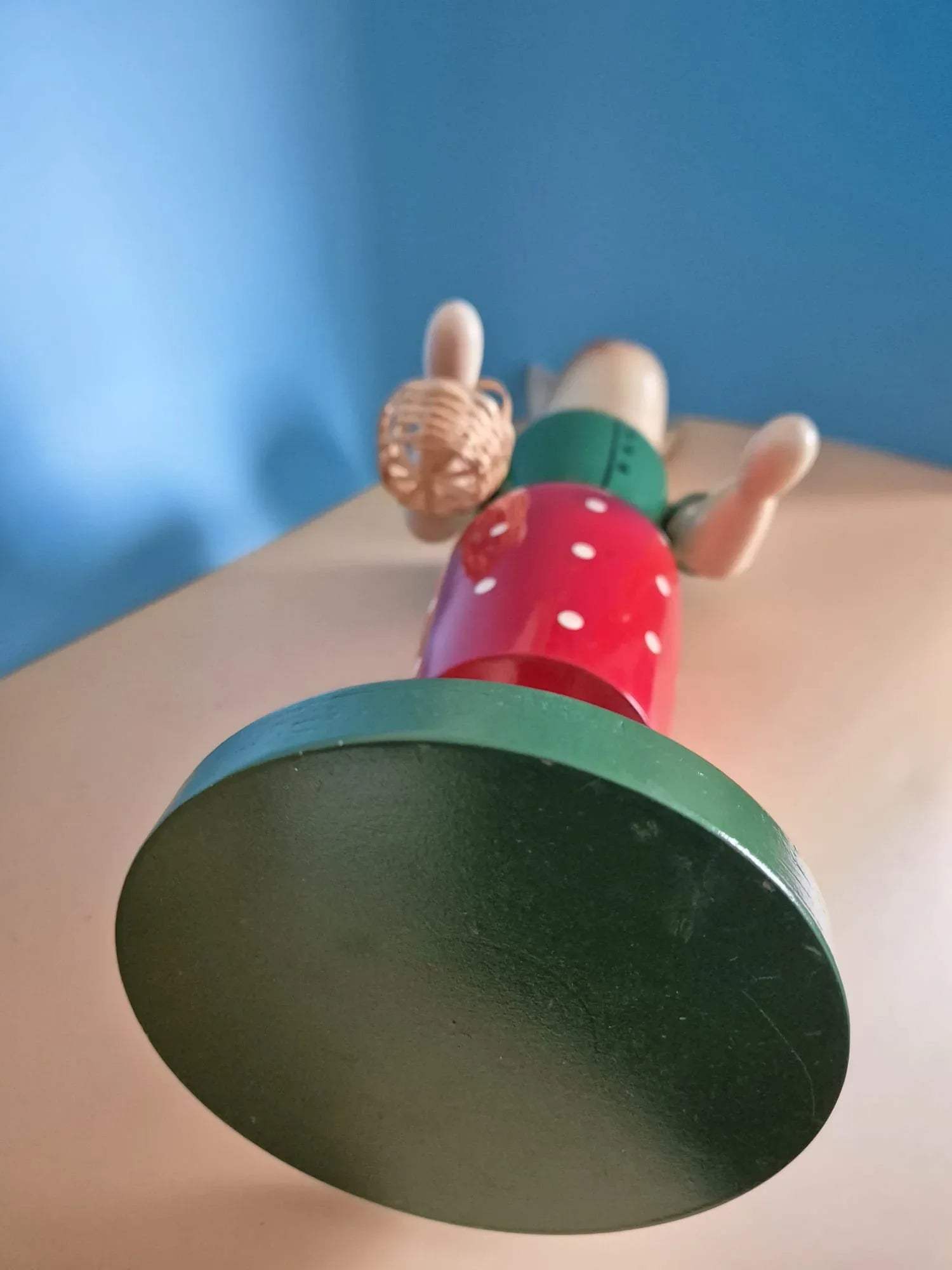 Große Osterhasen-Dame mit Körbchen – Holzfigur (ca. 60 cm)