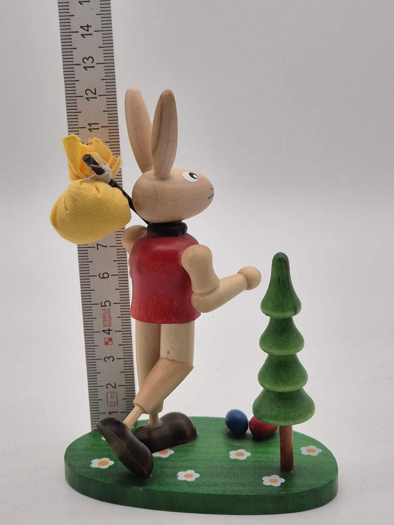 Osterhase Wanderer mit Bündel – Holzfigur