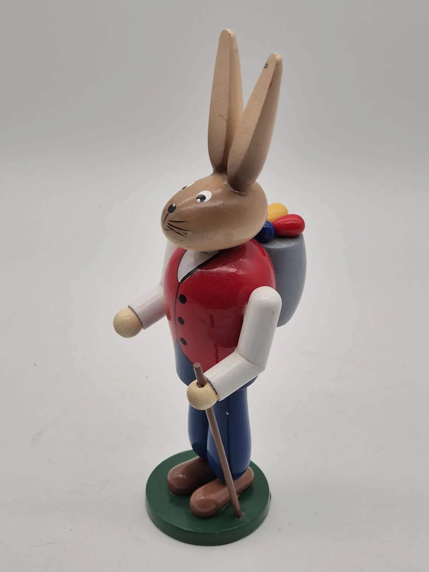 Holz Osterhase mit Rucksack und Wanderstock – ca. 18 cm