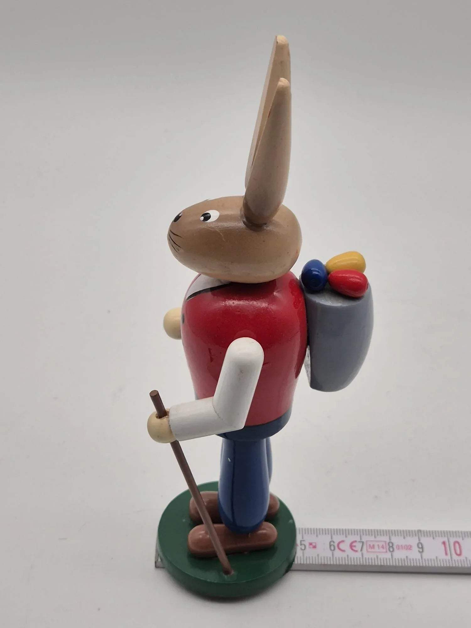 Holz Osterhase mit Rucksack und Wanderstock – ca. 18 cm