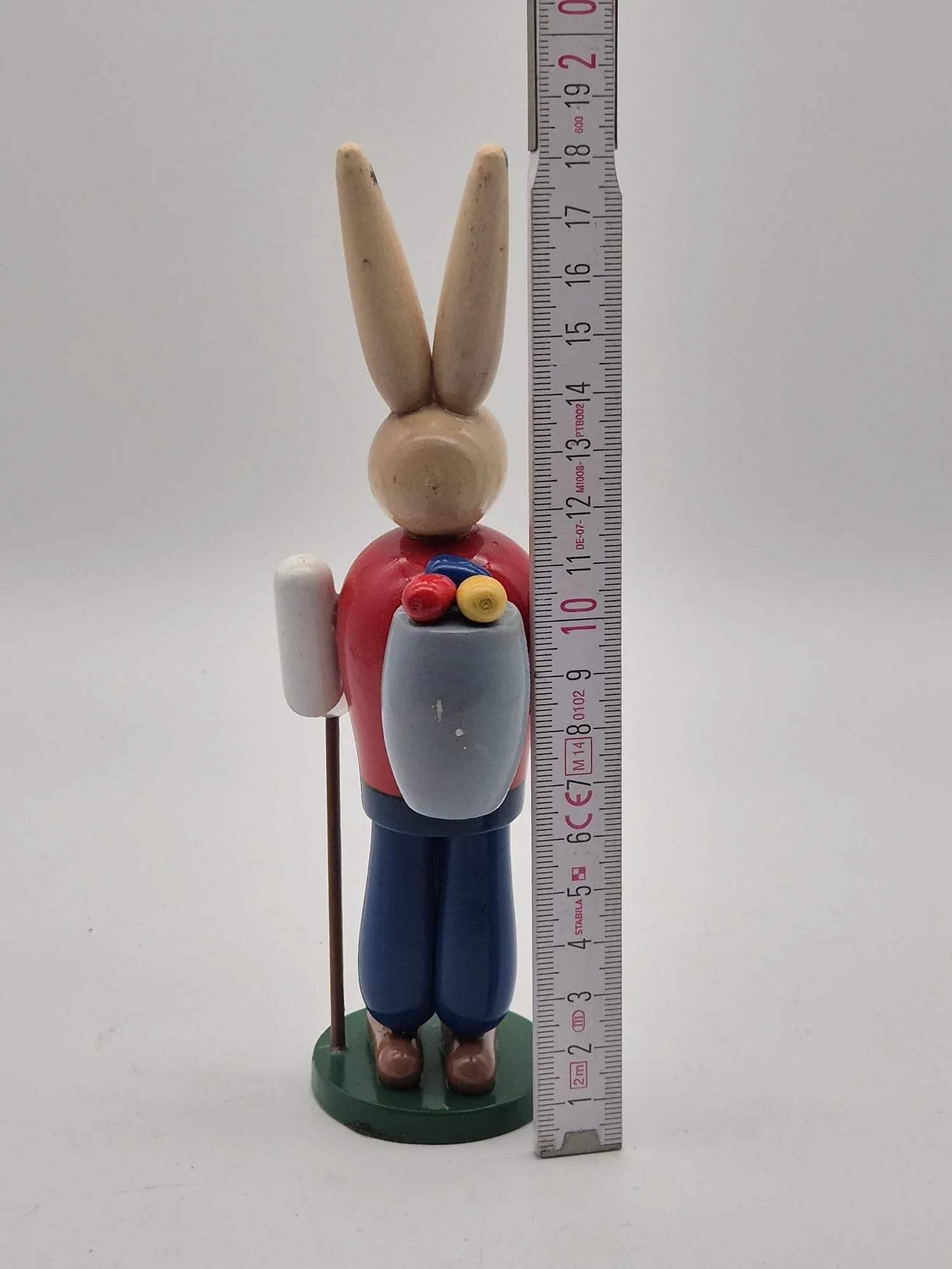 Holz Osterhase mit Rucksack und Wanderstock – ca. 18 cm