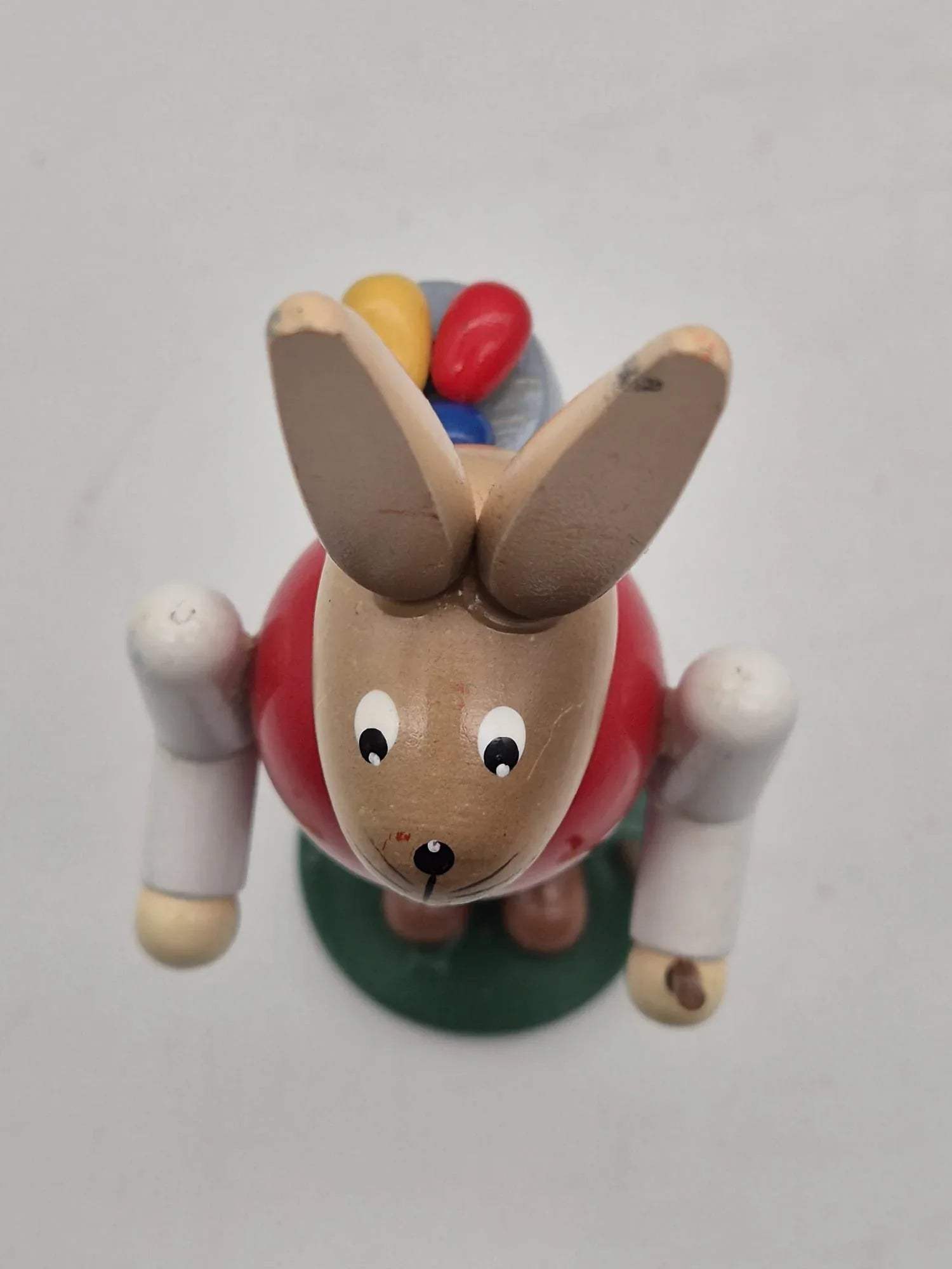 Holz Osterhase mit Rucksack und Wanderstock – ca. 18 cm