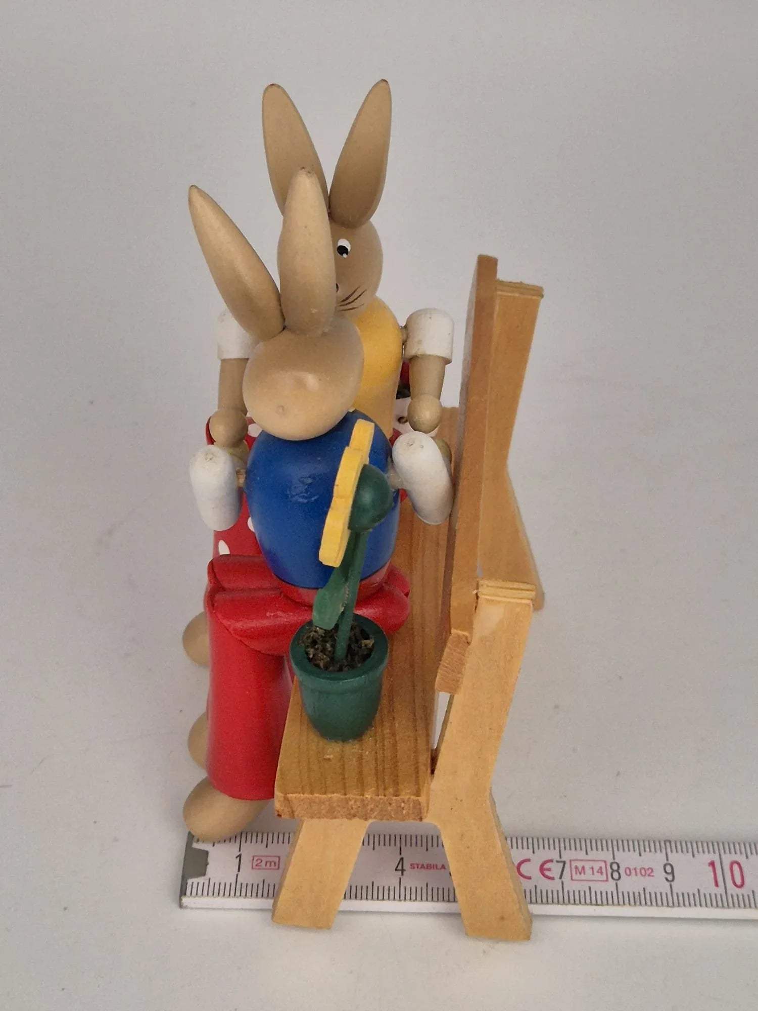 Holz Osterhasen-Paar auf Bank – mit Blume & Eierkörbchen – ca. 13 cm