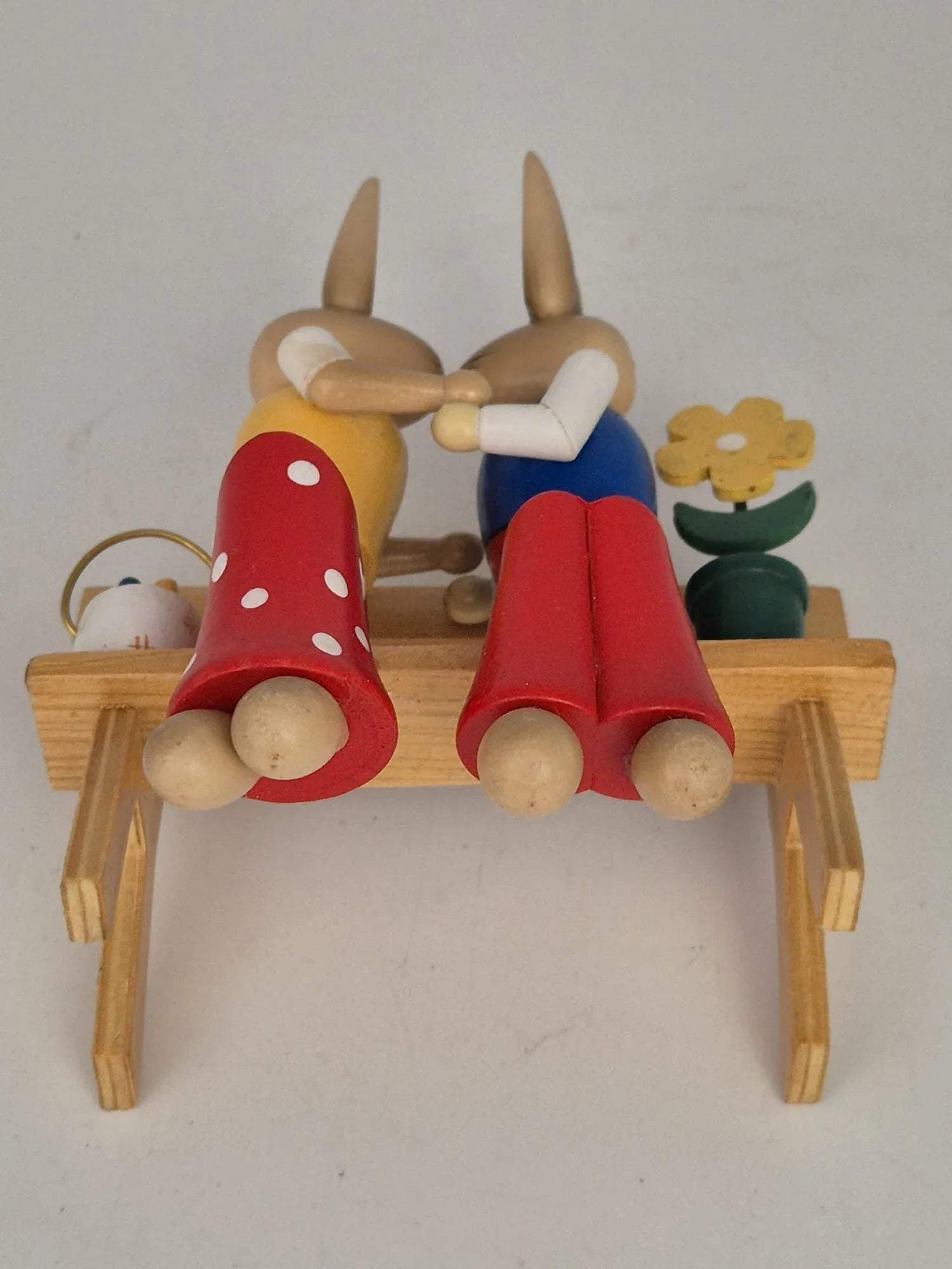 Holz Osterhasen-Paar auf Bank – mit Blume & Eierkörbchen – ca. 13 cm