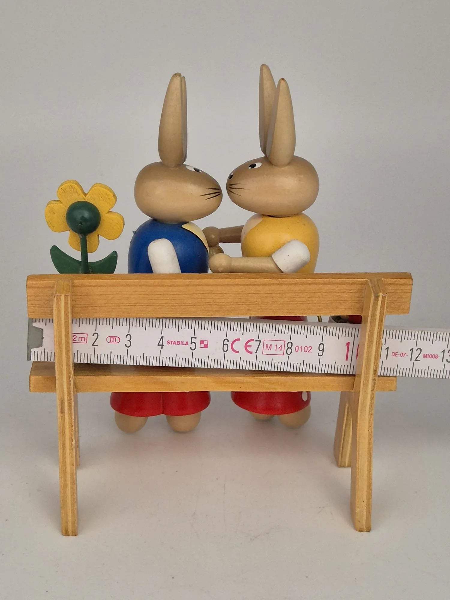 Holz Osterhasen-Paar auf Bank – mit Blume & Eierkörbchen – ca. 13 cm