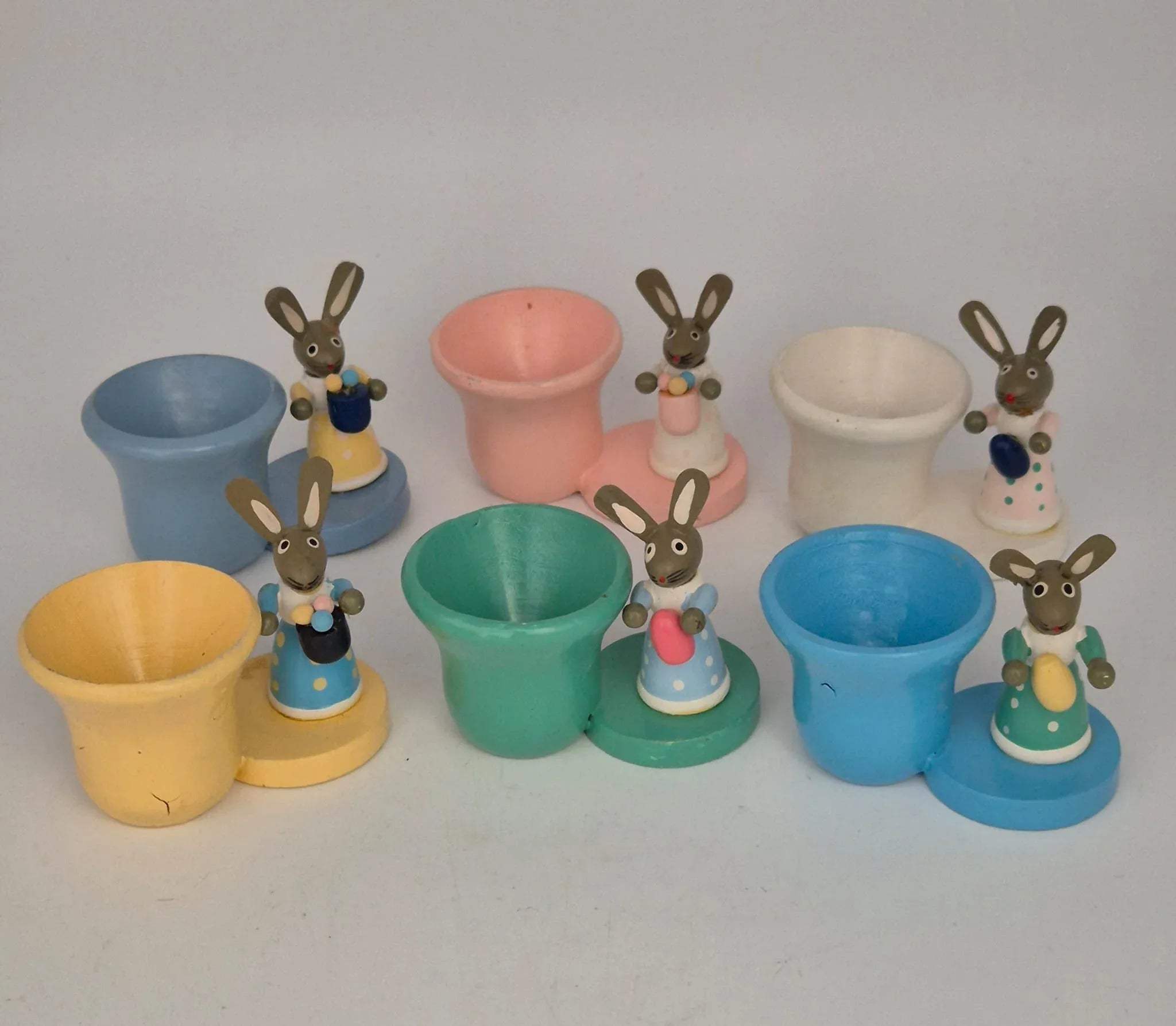 6 x Holz Eierbecher mit Osterhasen – farbig sortiert – ca. 6 cm