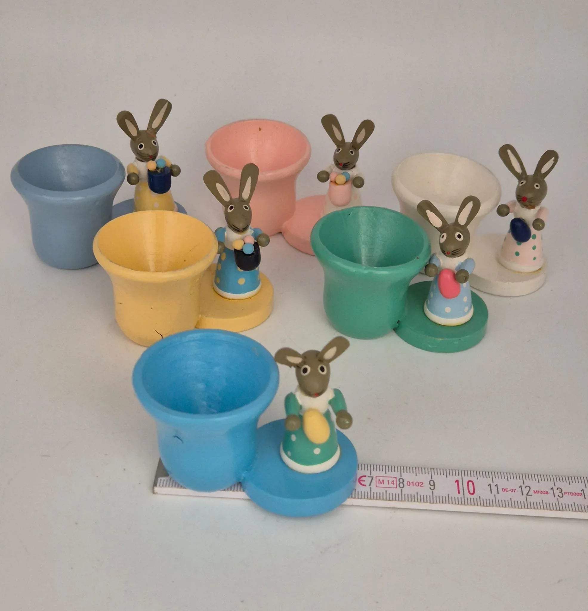 6 x Holz Eierbecher mit Osterhasen – farbig sortiert – ca. 6 cm