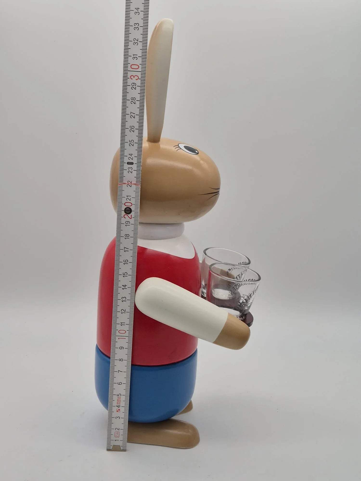 Großer Holz Osterhase mit Tablett & 2 Schnapsgläsern – Nordbrand Nordhausen – ca. 34 cm