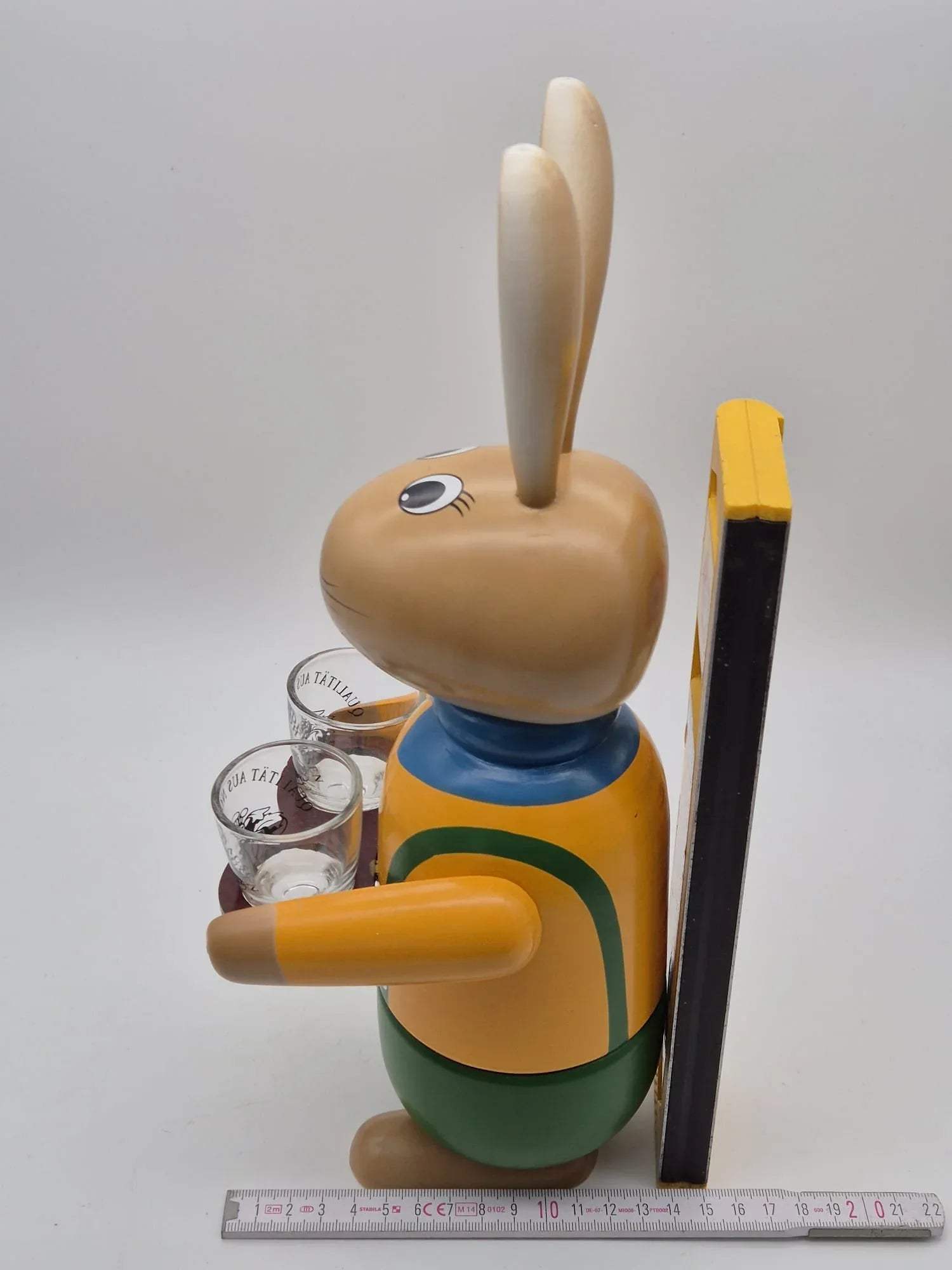 Großer Holz Osterhase mit Tablett & 2 Schnapsgläsern – Nordbrand Nordhausen – ca. 34 cm