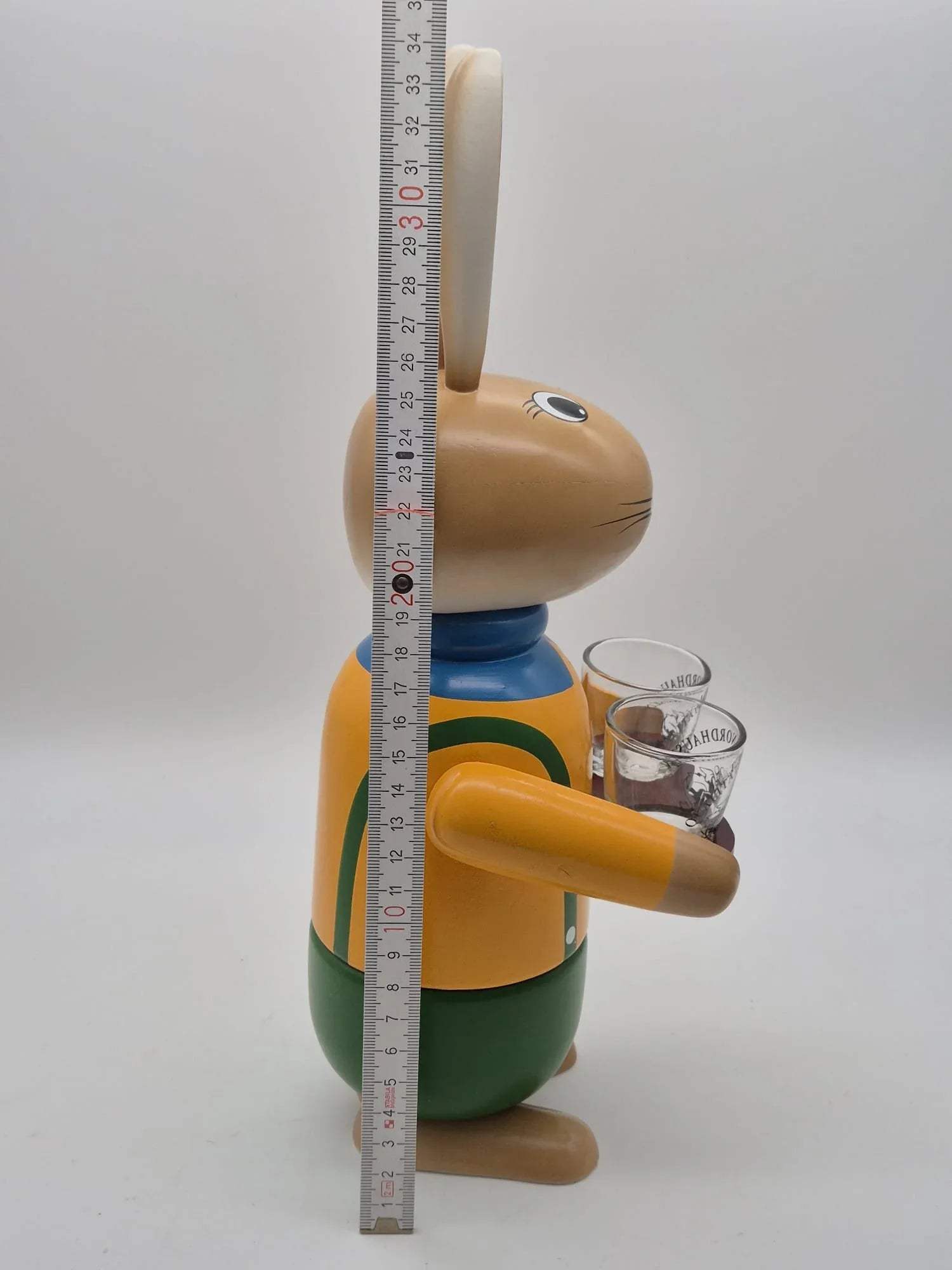 Großer Holz Osterhase mit Tablett & 2 Schnapsgläsern – Nordbrand Nordhausen – ca. 34 cm
