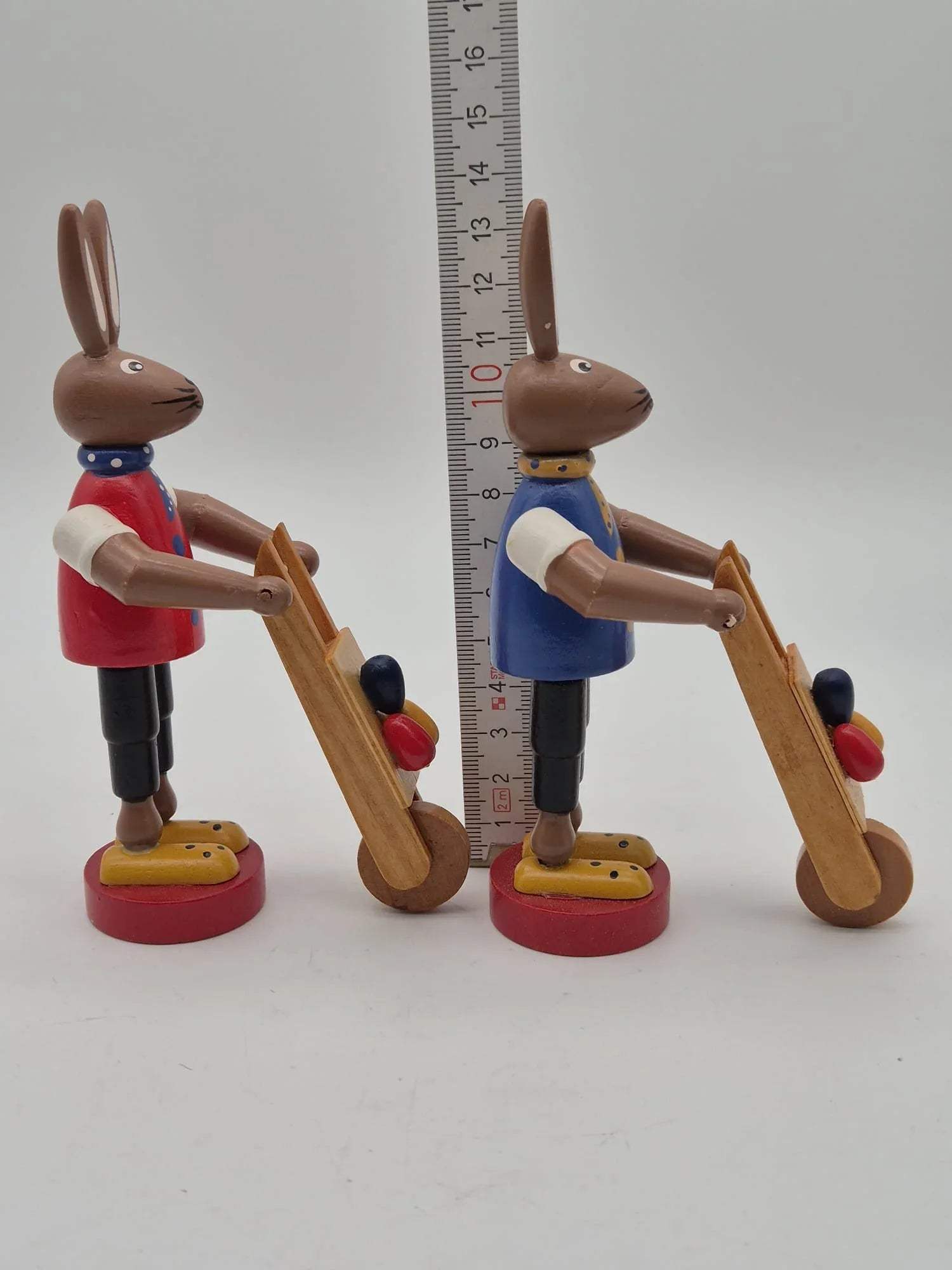 2 Holz Osterhasen mit Schubkarre – handbemalt – ca. 14 cm