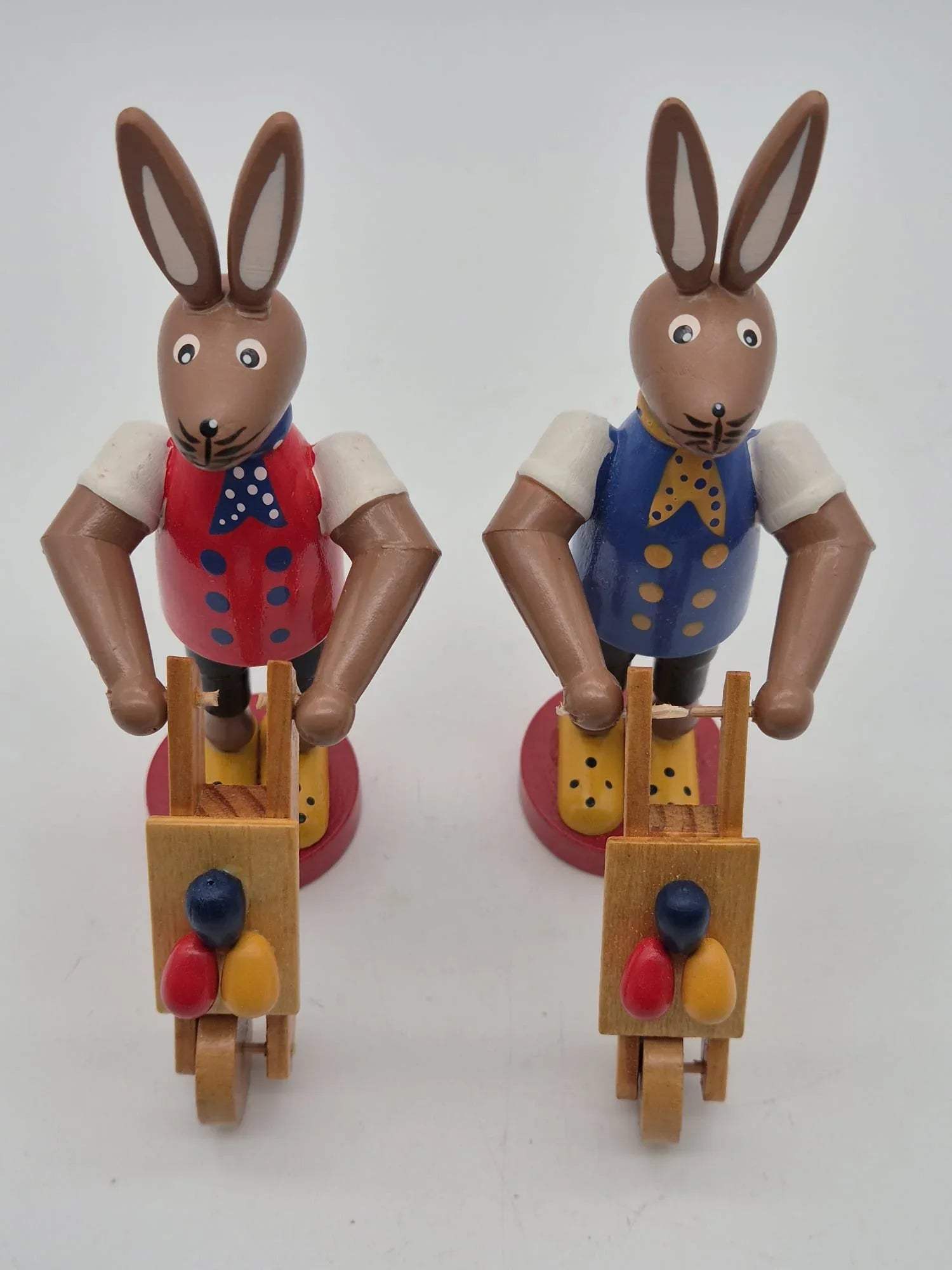 2 Holz Osterhasen mit Schubkarre – handbemalt – ca. 14 cm
