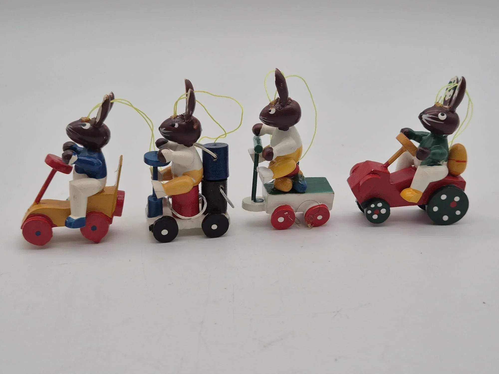 Mini Osterhasenanhänger auf Fahrzeugen – Set mit 4 Figuren