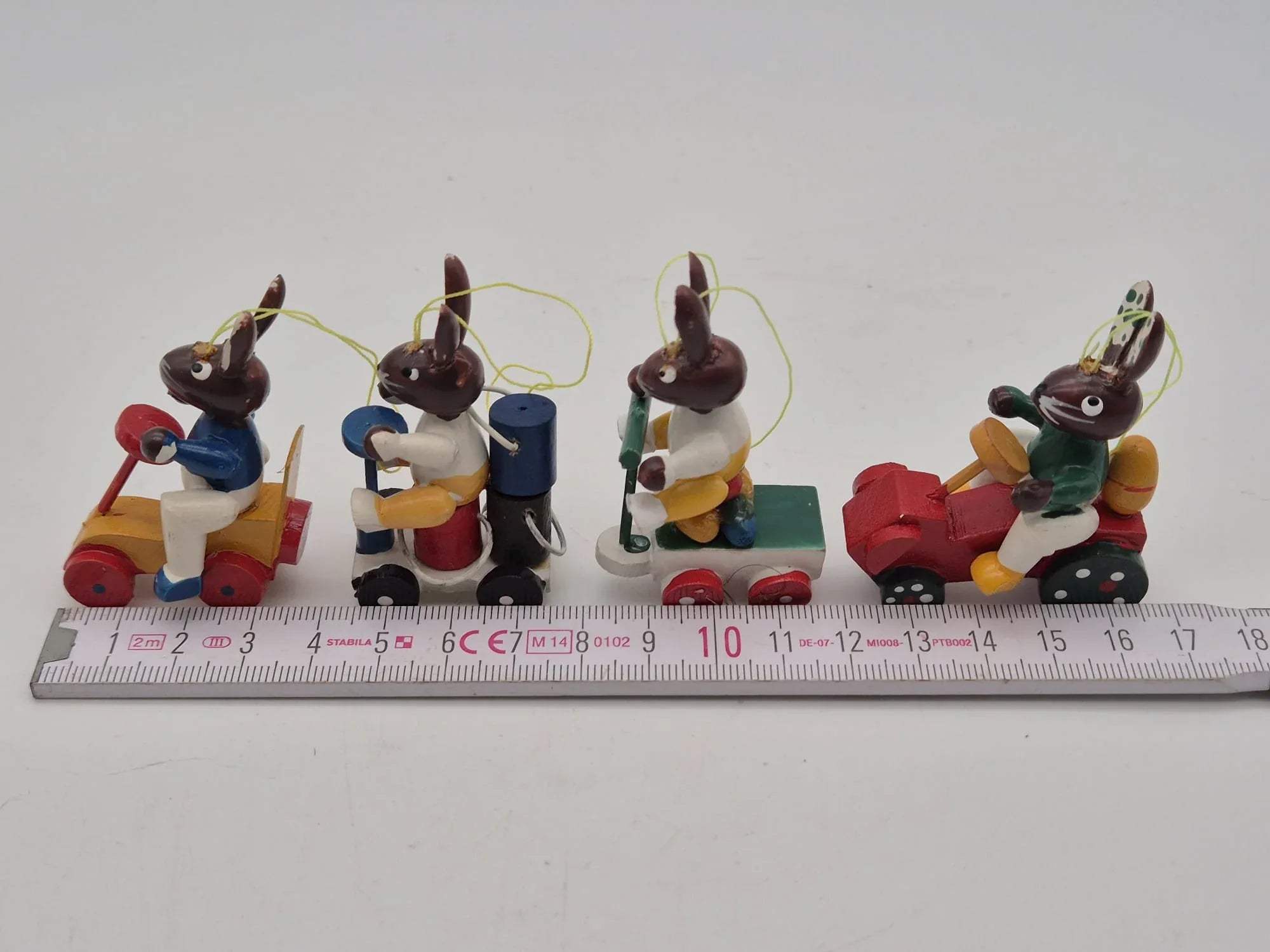 Mini Osterhasenanhänger auf Fahrzeugen – Set mit 4 Figuren