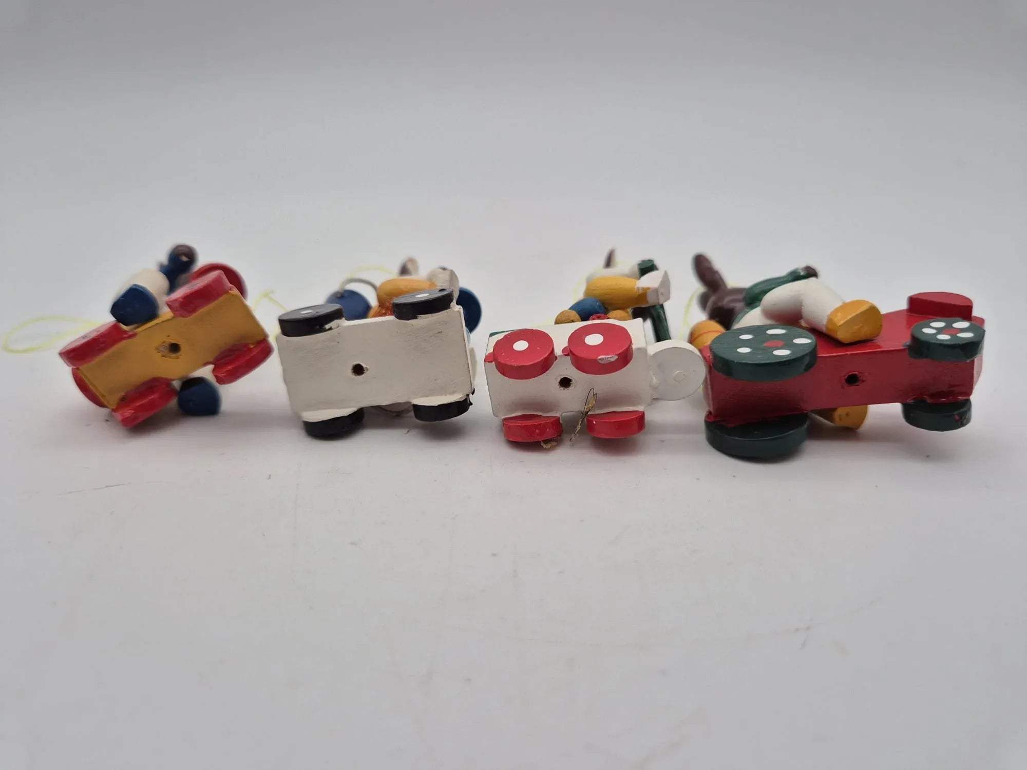 Mini Osterhasenanhänger auf Fahrzeugen – Set mit 4 Figuren