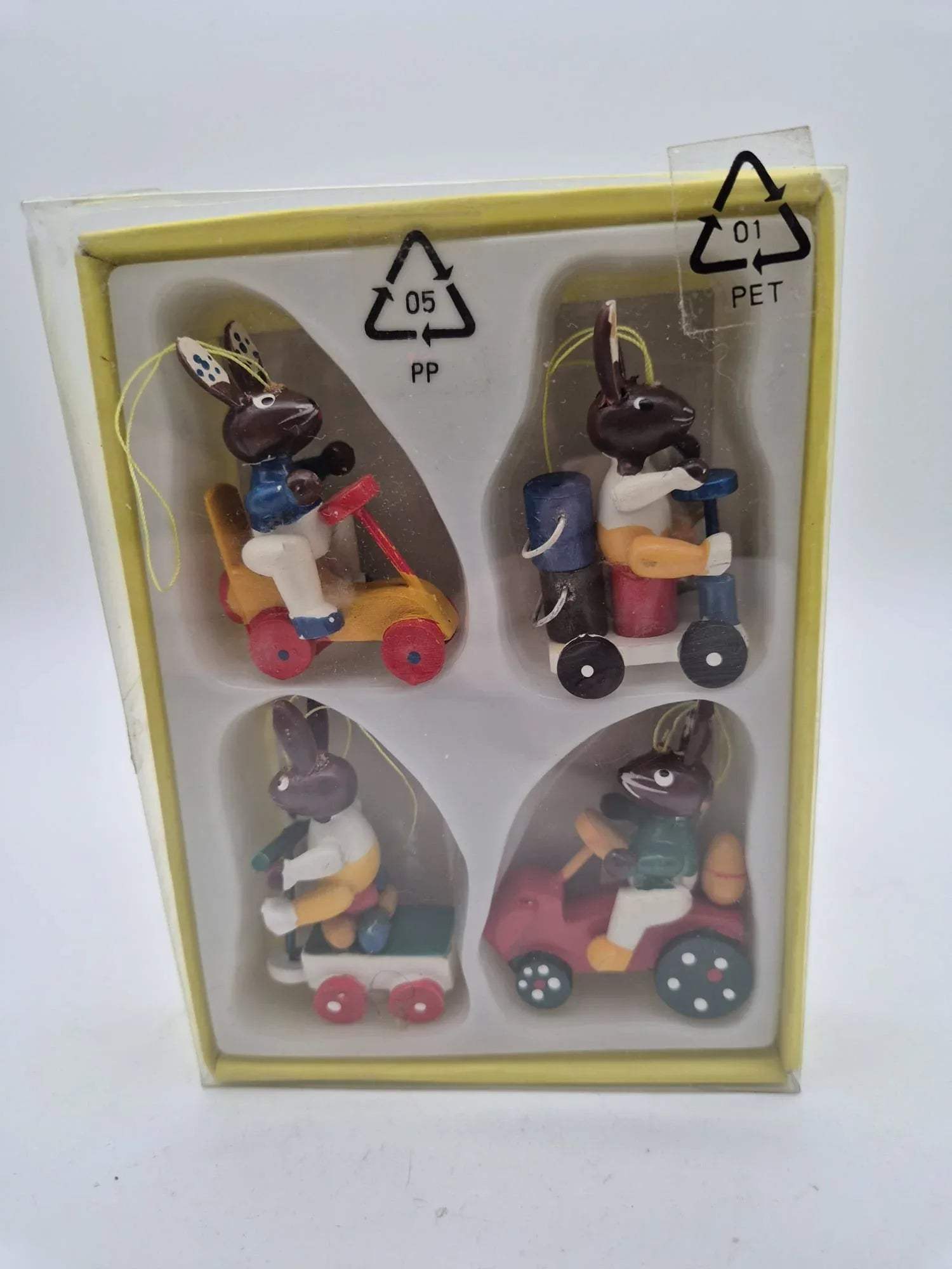 Mini Osterhasenanhänger auf Fahrzeugen – Set mit 4 Figuren
