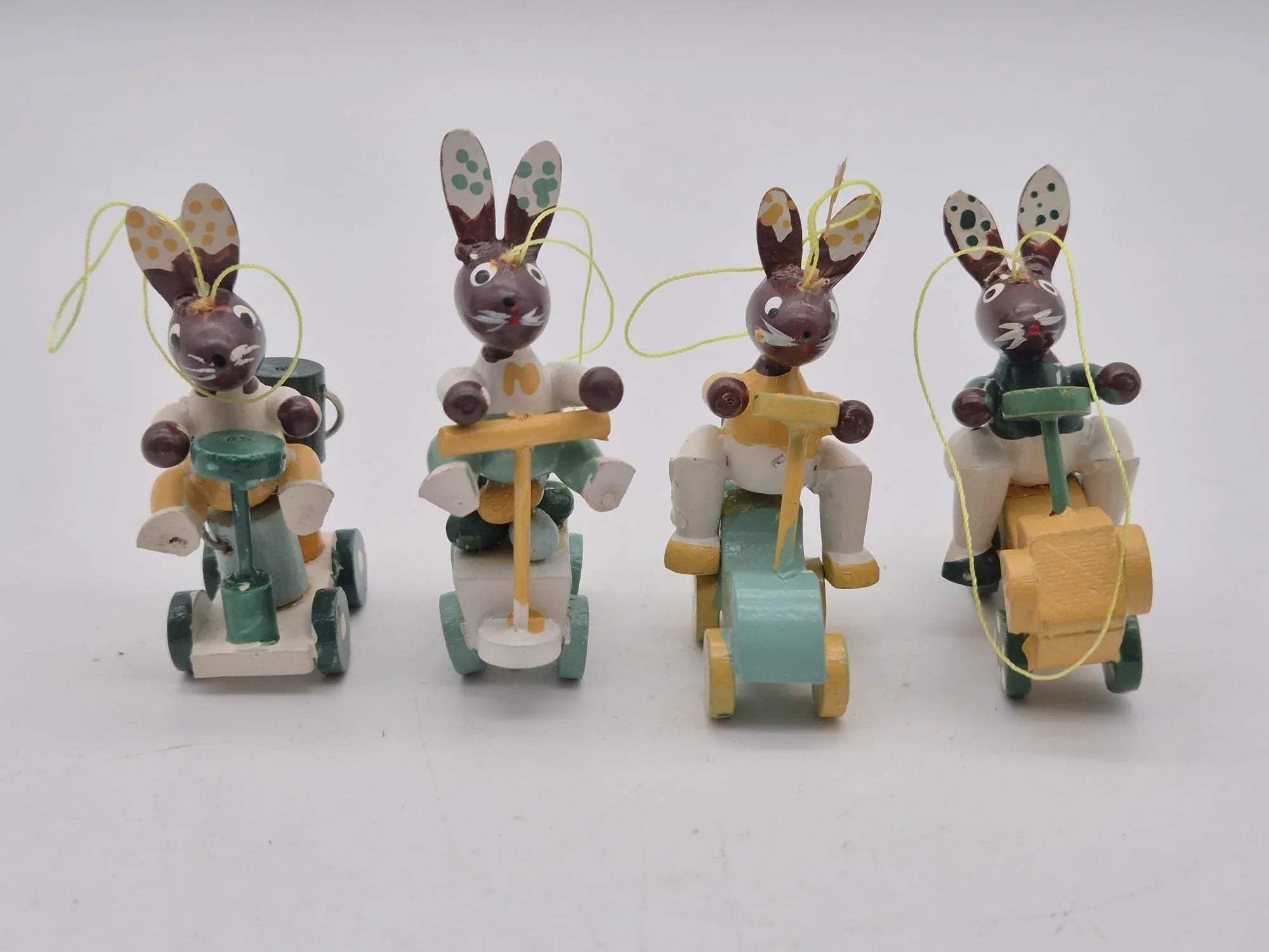 Mini Osterhasenanhänger auf Fahrzeugen – 4er-Set in Originalbox
