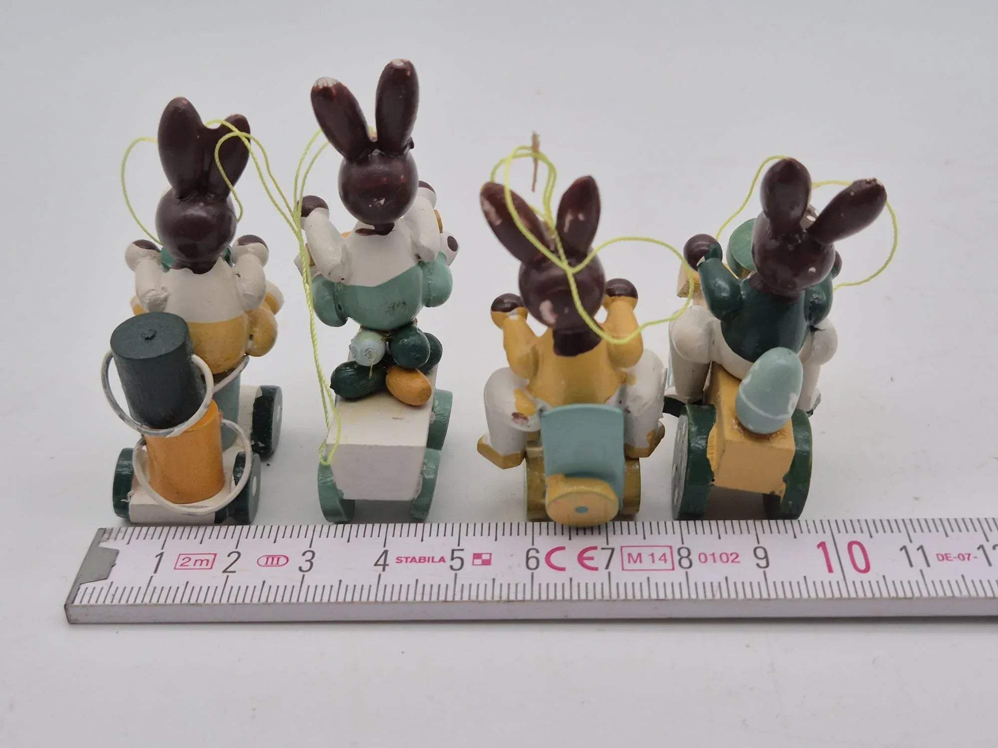 Mini Osterhasenanhänger auf Fahrzeugen – 4er-Set in Originalbox