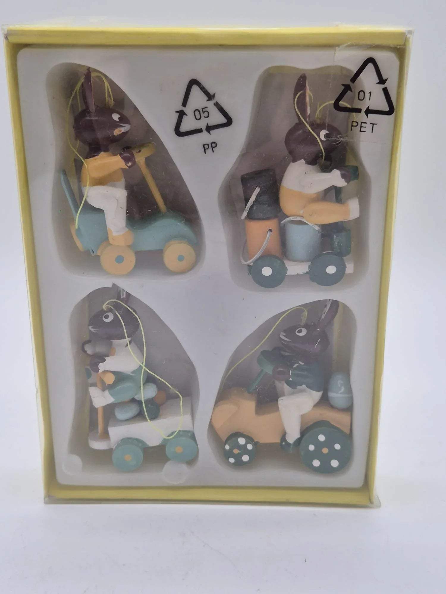 Mini Osterhasenanhänger auf Fahrzeugen – 4er-Set in Originalbox