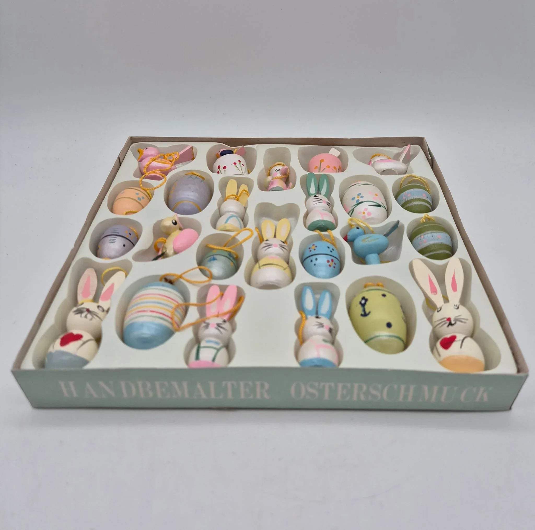 Großes Set handbemalter Osteranhänger – Holz, Ostereier & Hasen, Originalbox