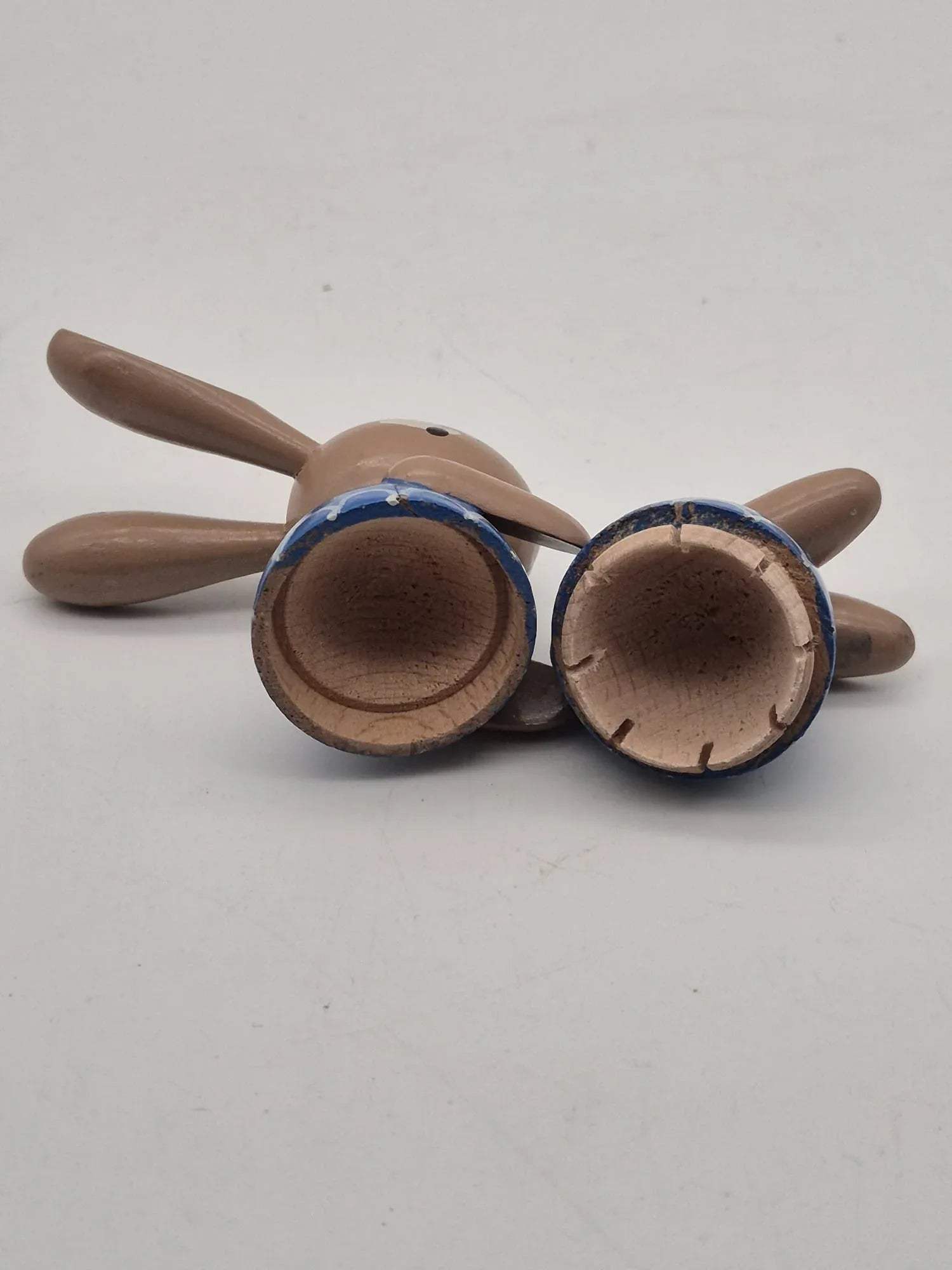 Holz-Osterhase mit blauem Ei – handgefertigte Volkskunst, zweiteilig
