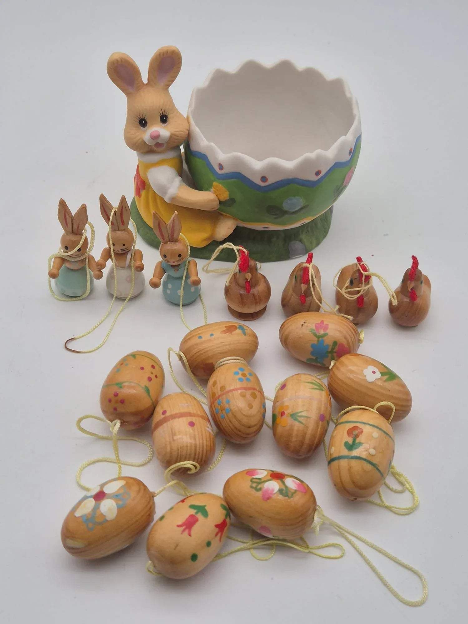 Großes Oster-Dekoset Keramik-Hase mit Ei-Schale & Holzanhängern
