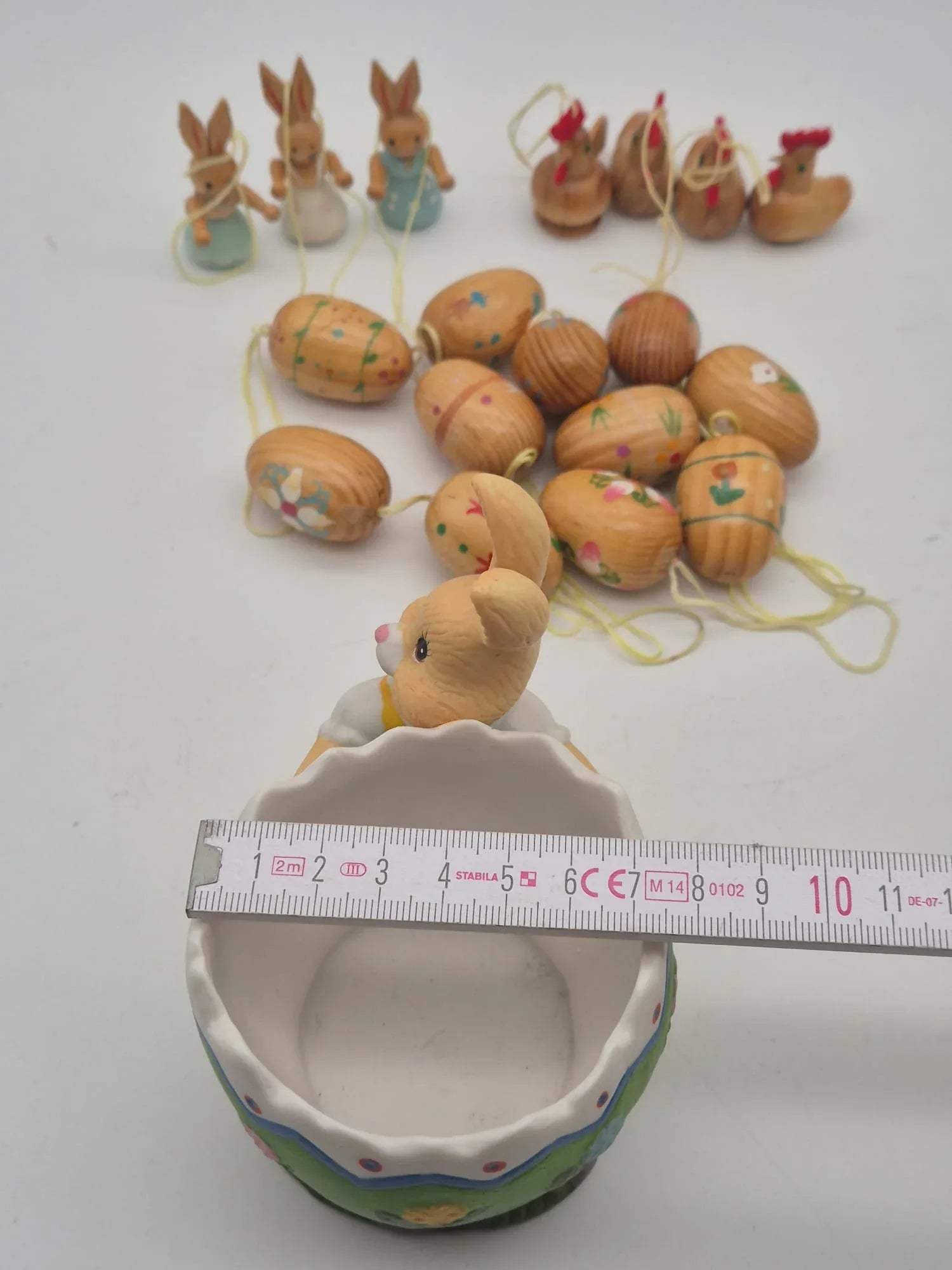 Großes Oster-Dekoset Keramik-Hase mit Ei-Schale & Holzanhängern