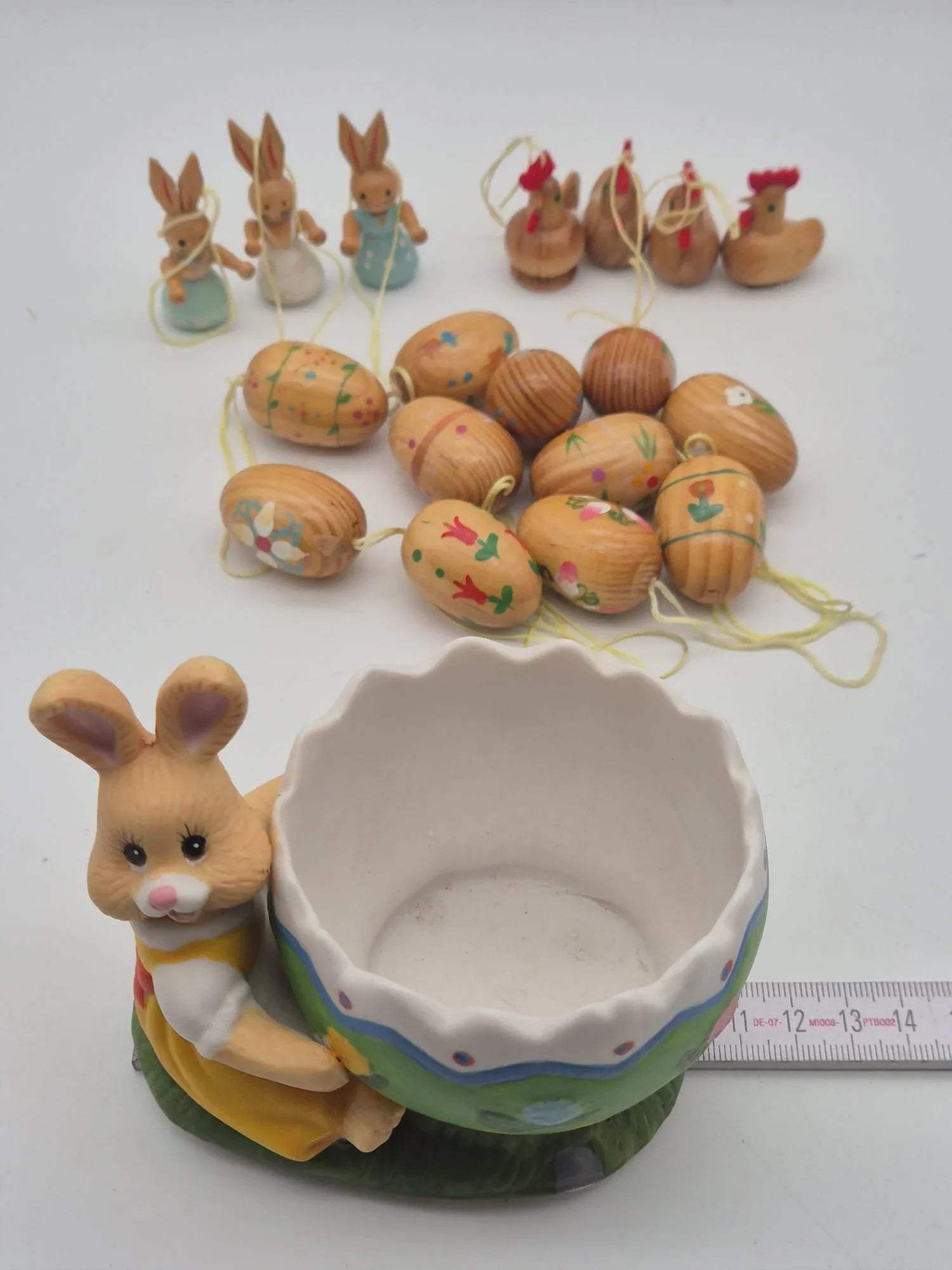 Großes Oster-Dekoset Keramik-Hase mit Ei-Schale & Holzanhängern