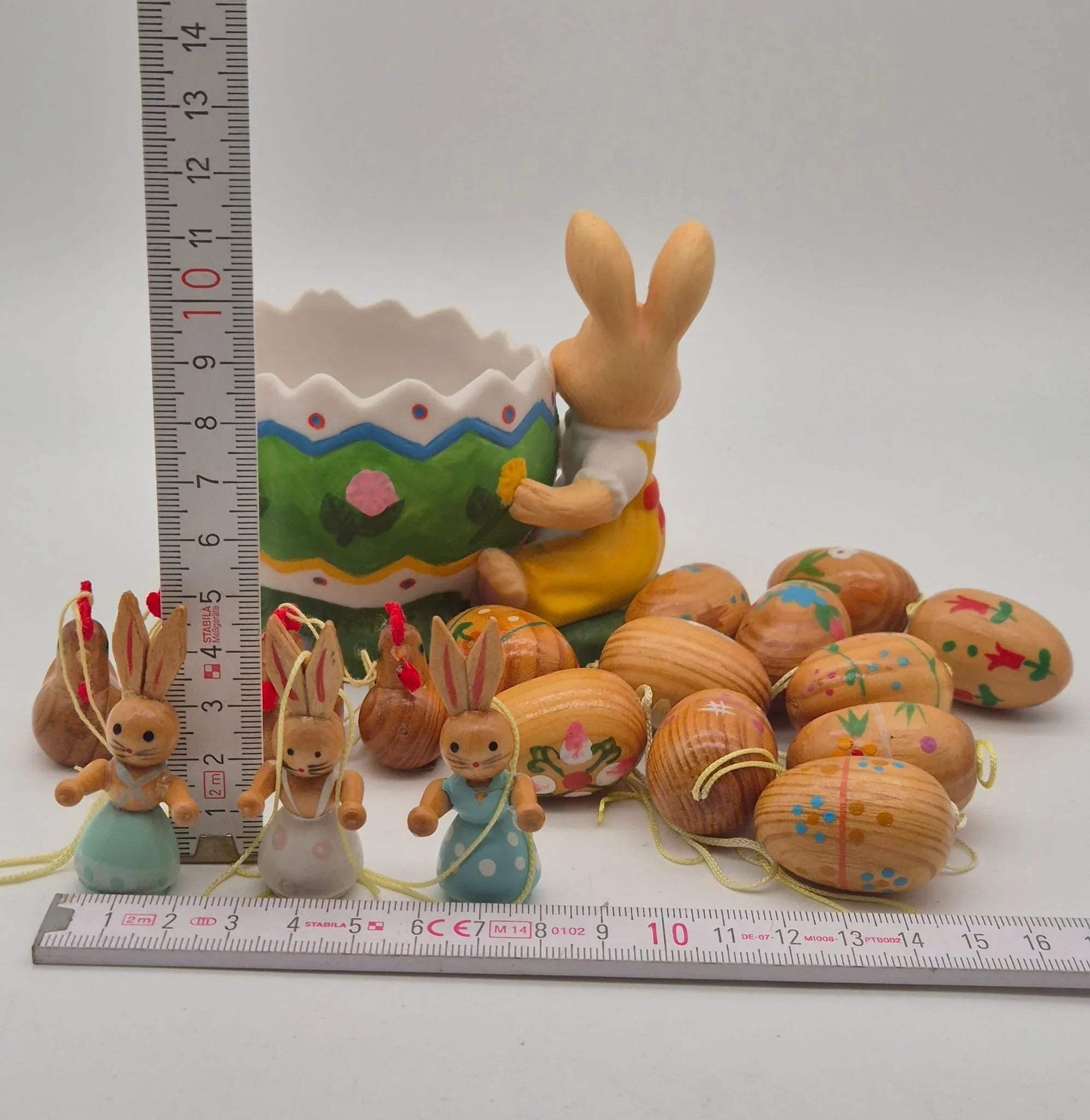 Großes Oster-Dekoset Keramik-Hase mit Ei-Schale & Holzanhängern