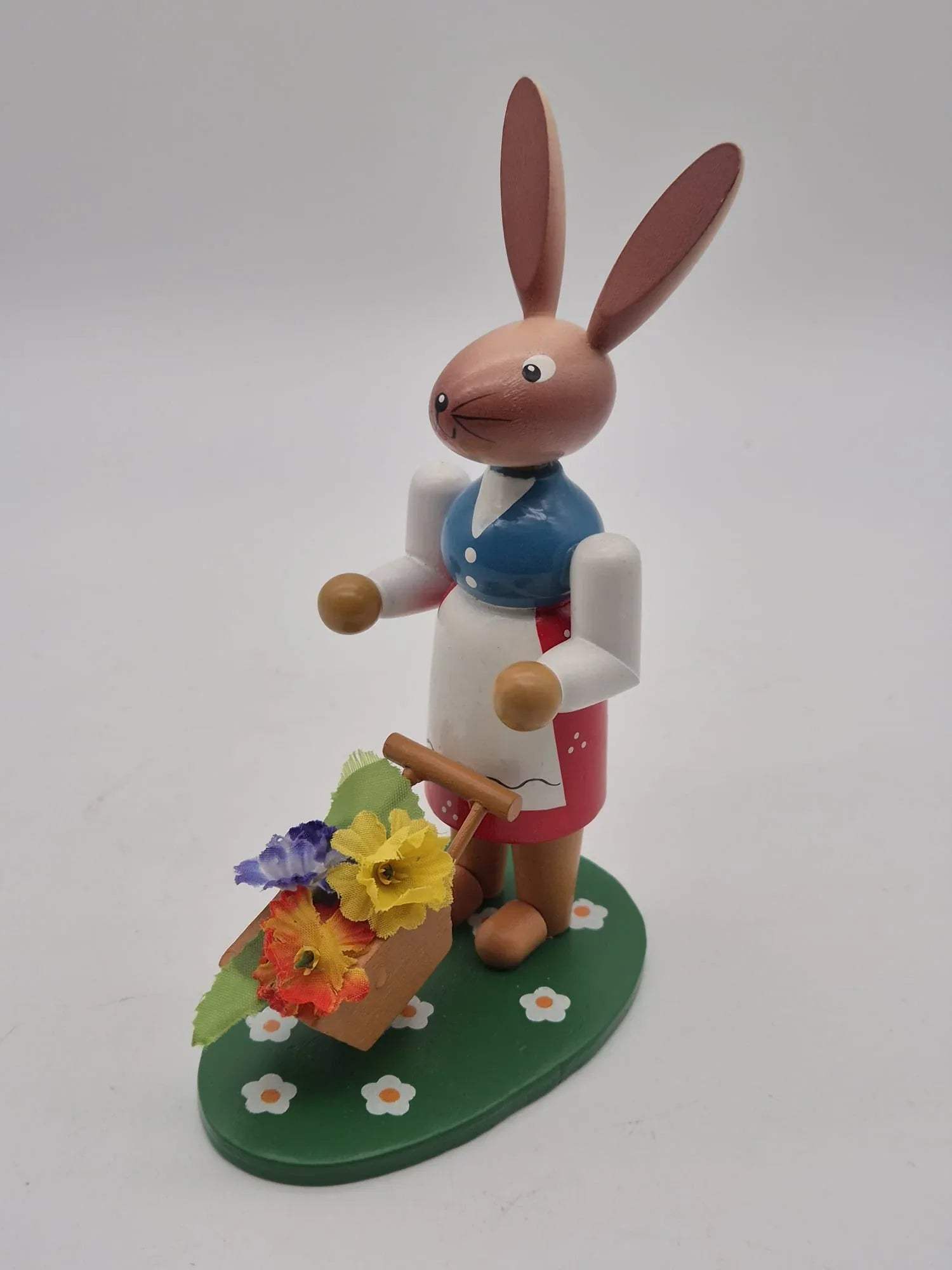 Osterhase Holzfigur mit Blumenkorb – handbemalt