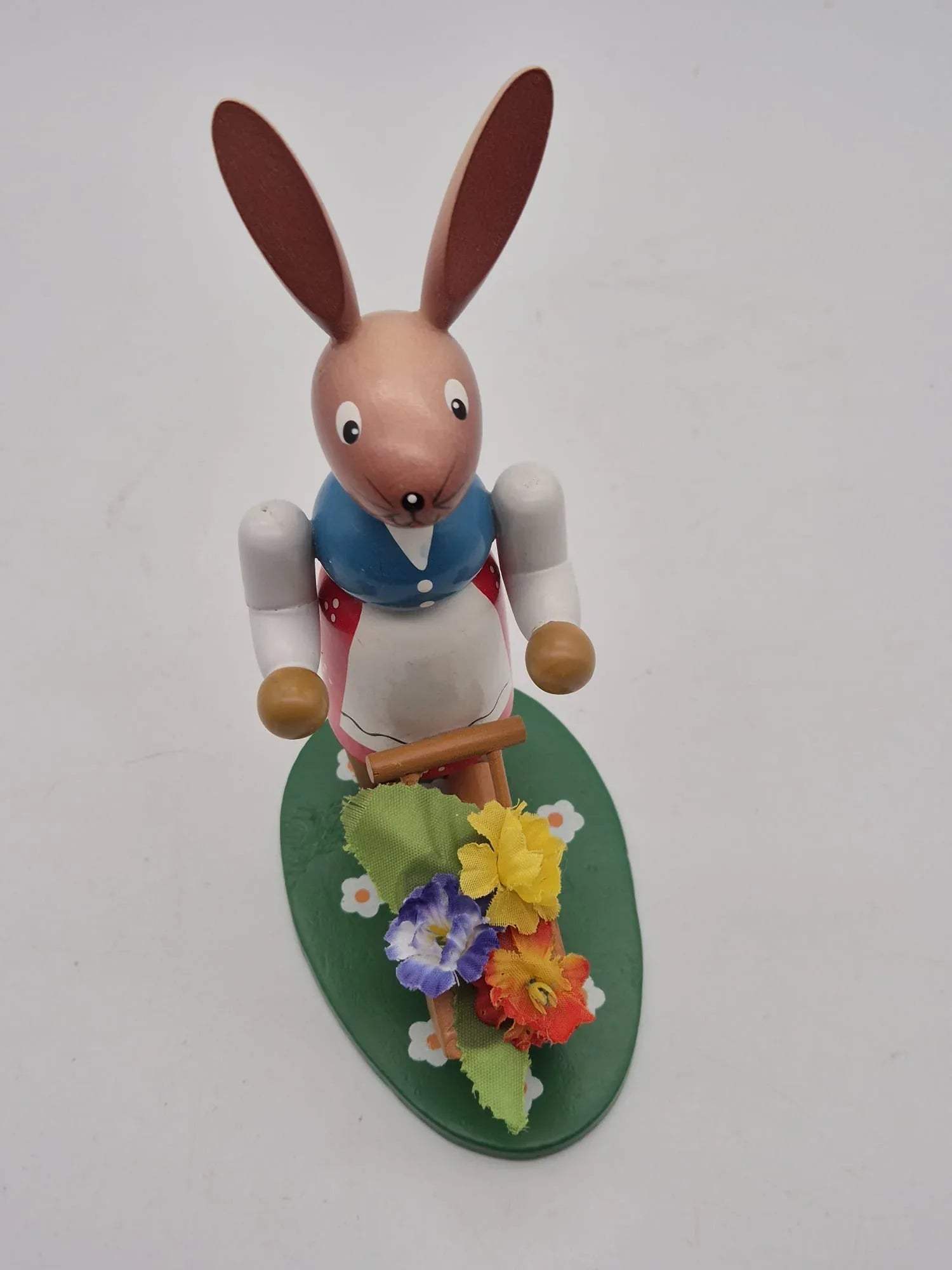 Osterhase Holzfigur mit Blumenkorb – handbemalt